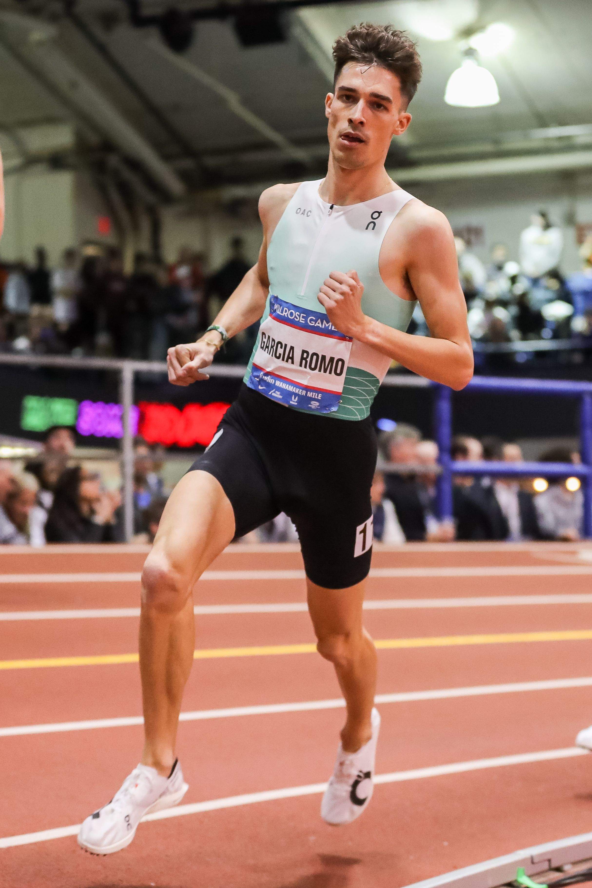 Mario García Romo en la legendaria pista del Armory Track & Field Center de Nueva York, camino de completar la milla en 3:51.79, ocupar la quinta plaza en los Millrose Games y poner a su nombre el récord nacional indoor. ON RUNNING