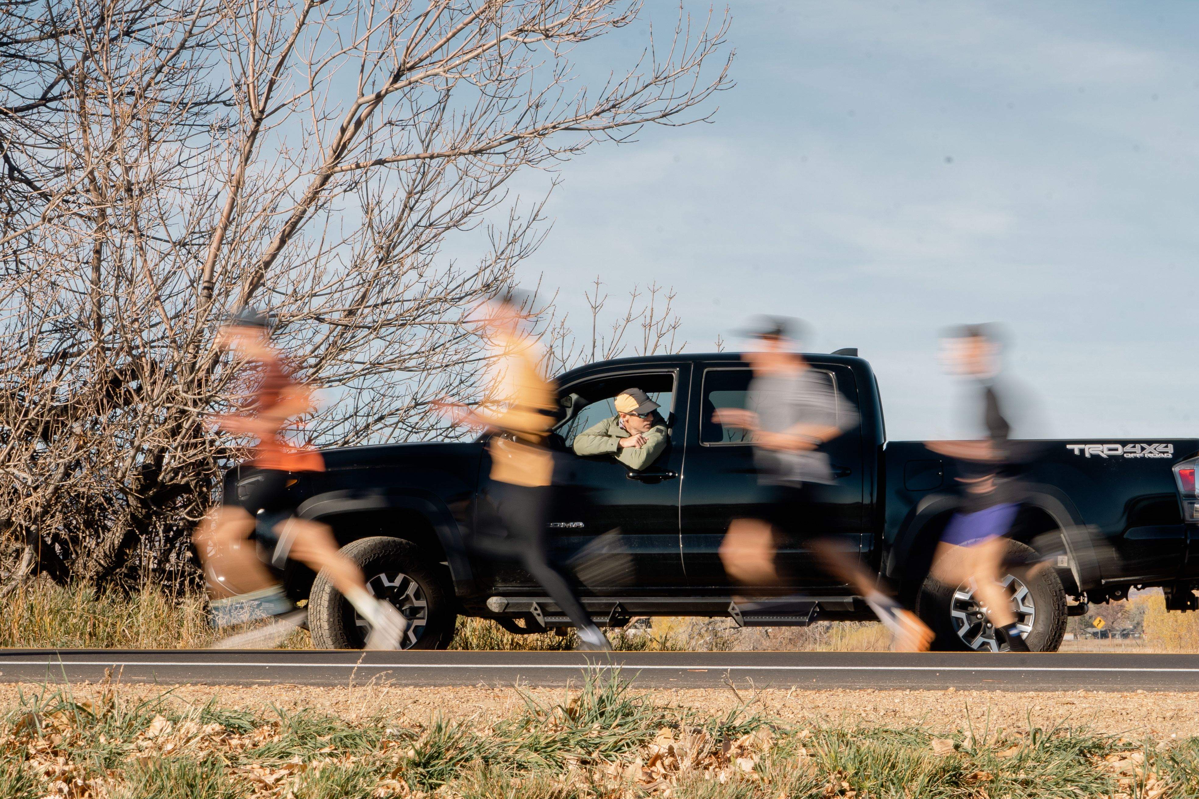 Jovenes y rápidos, así son los compañeros que hacen crecer a Mario García Romo en cada entreno. ON RUNNING