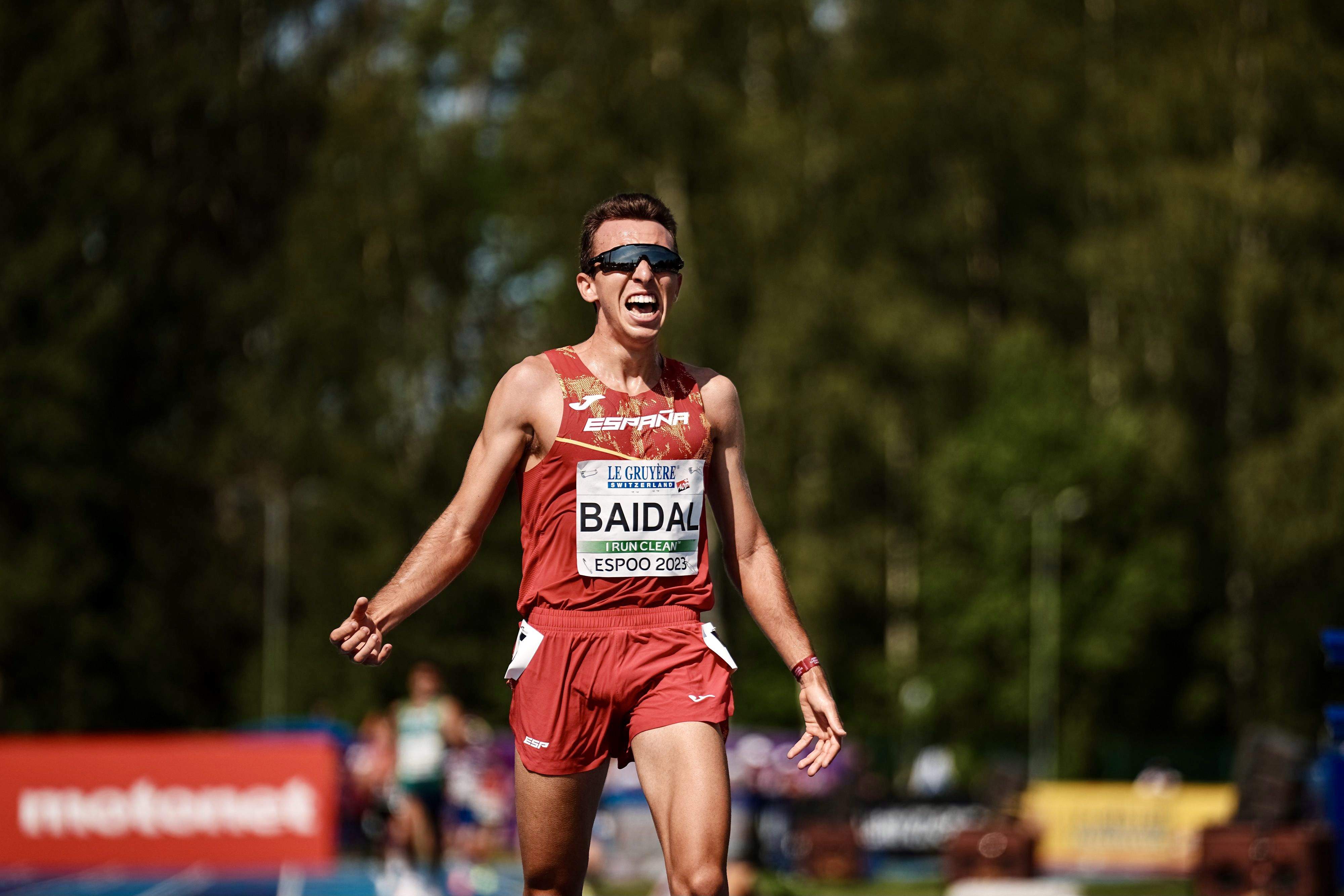 Miguel Baidal en el momento en el que cruza la meta y apuntala la medalla de bronce en los 10.000 m del Campeonato de Europa sub 23. FACV/SPORTMEDIA
