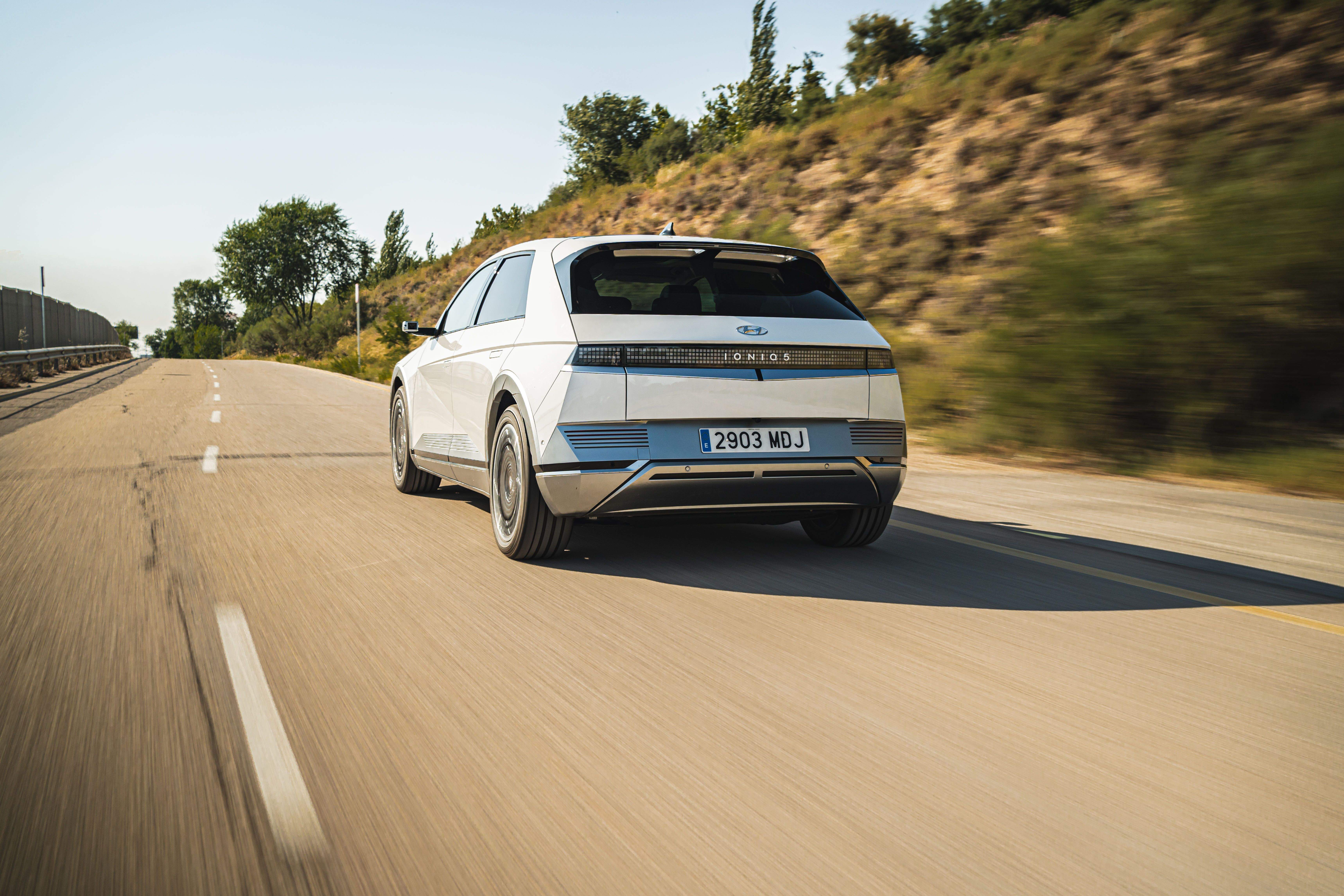 Hyundai IONIQ 5, el aliado de Ruth Beitia en su conquista del medio maratón, es un coche 100% eléctrico, un SUV con tremenda capacidad de carga... aunque dentro es imposible que quepan todos los títulos y récords de la mejor atleta española de todos los tiempos. VSM PHOTOEVENTS