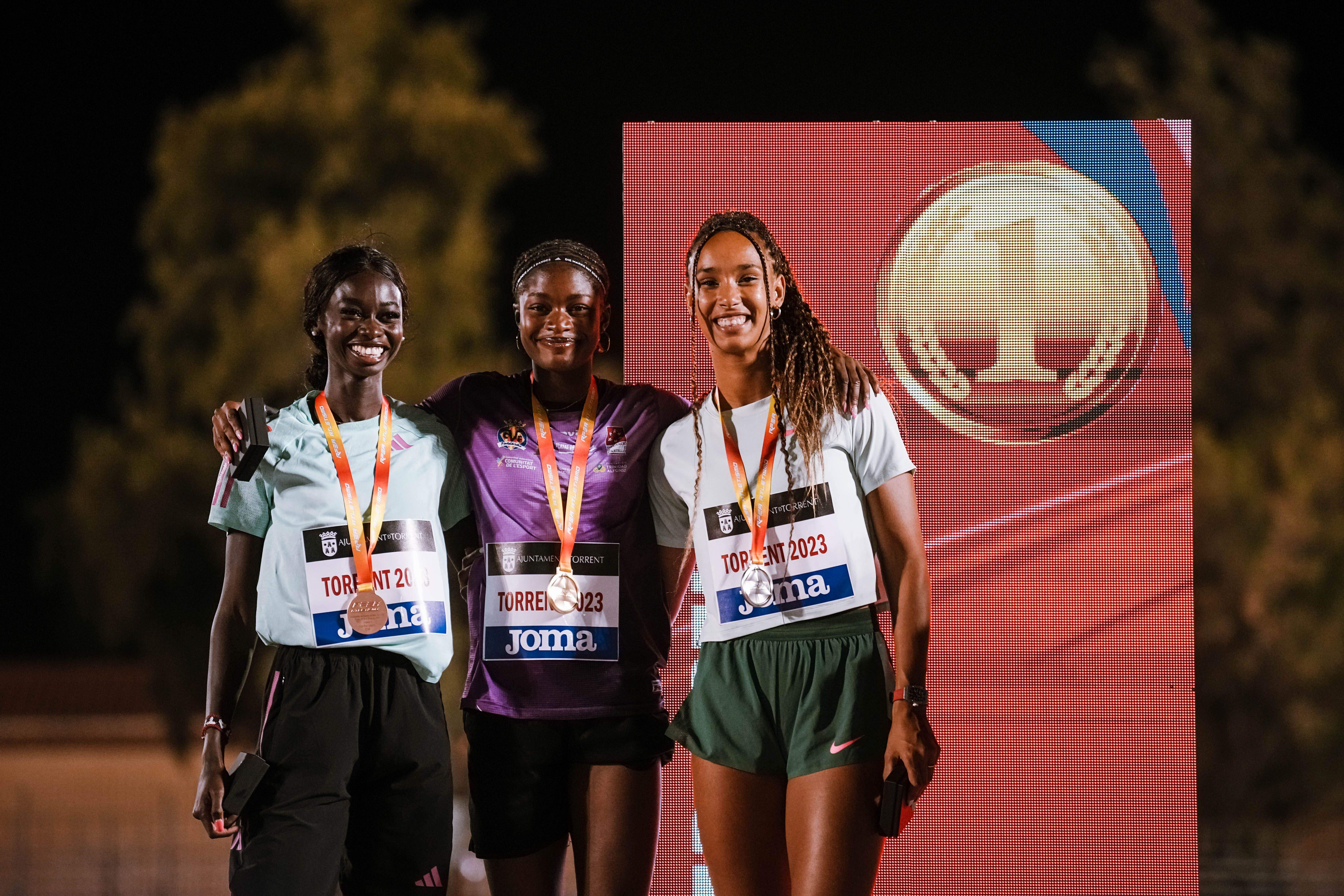 De izquierda a derecha, Fátima Diame, Tessy Ebosele y María Vicente antes de saber que sus saltos estaban mal medidos. SPORTMEDIA.