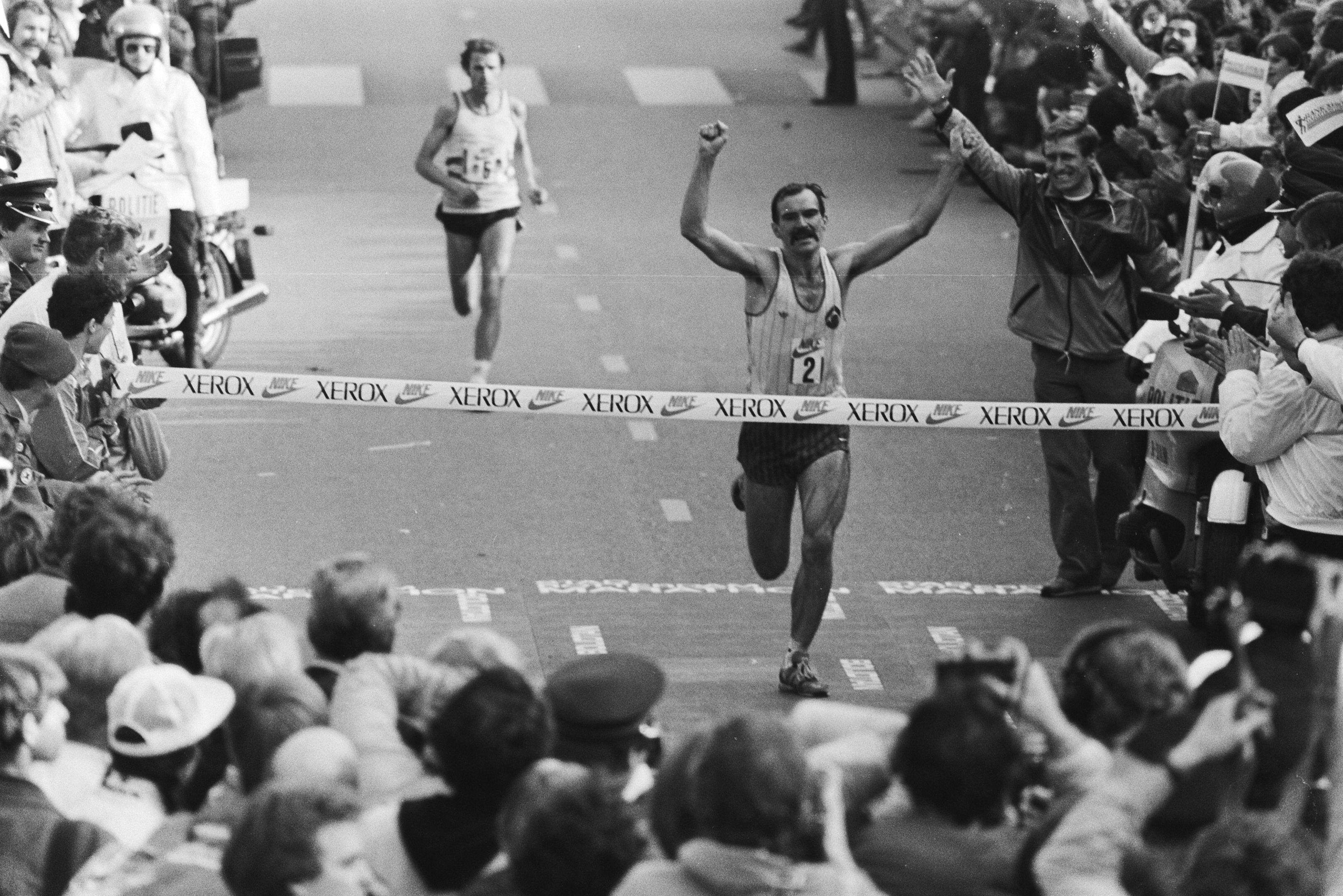 Robert de Castella cruza en primera posición la línea de meta del Maratón de Róterdam de 1983, una de las carreras de 42,195 kilómetros más apasionantes que se han visto. ALAMY Robert de Castella cruza en primera posición la línea de meta del Maratón de Róterdam de 1983, una de las carreras de 42,195 kilómetros más apasionantes que se han visto. ALAMY