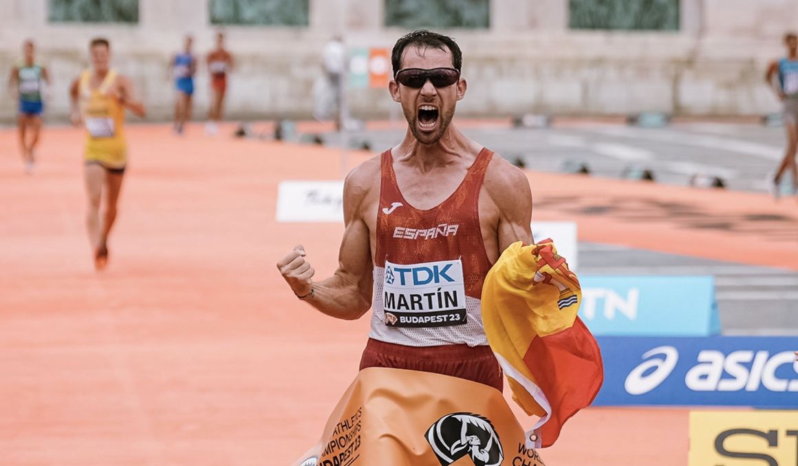 Álvaro Martín proclamándose campeón del Mundo de 20 kilómetros marcha en Budapest 2023. SPORTMEDIA. Álvaro Martín proclamándose campeón del Mundo de 20 kilómetros marcha en Budapest 2023. SPORTMEDIA.