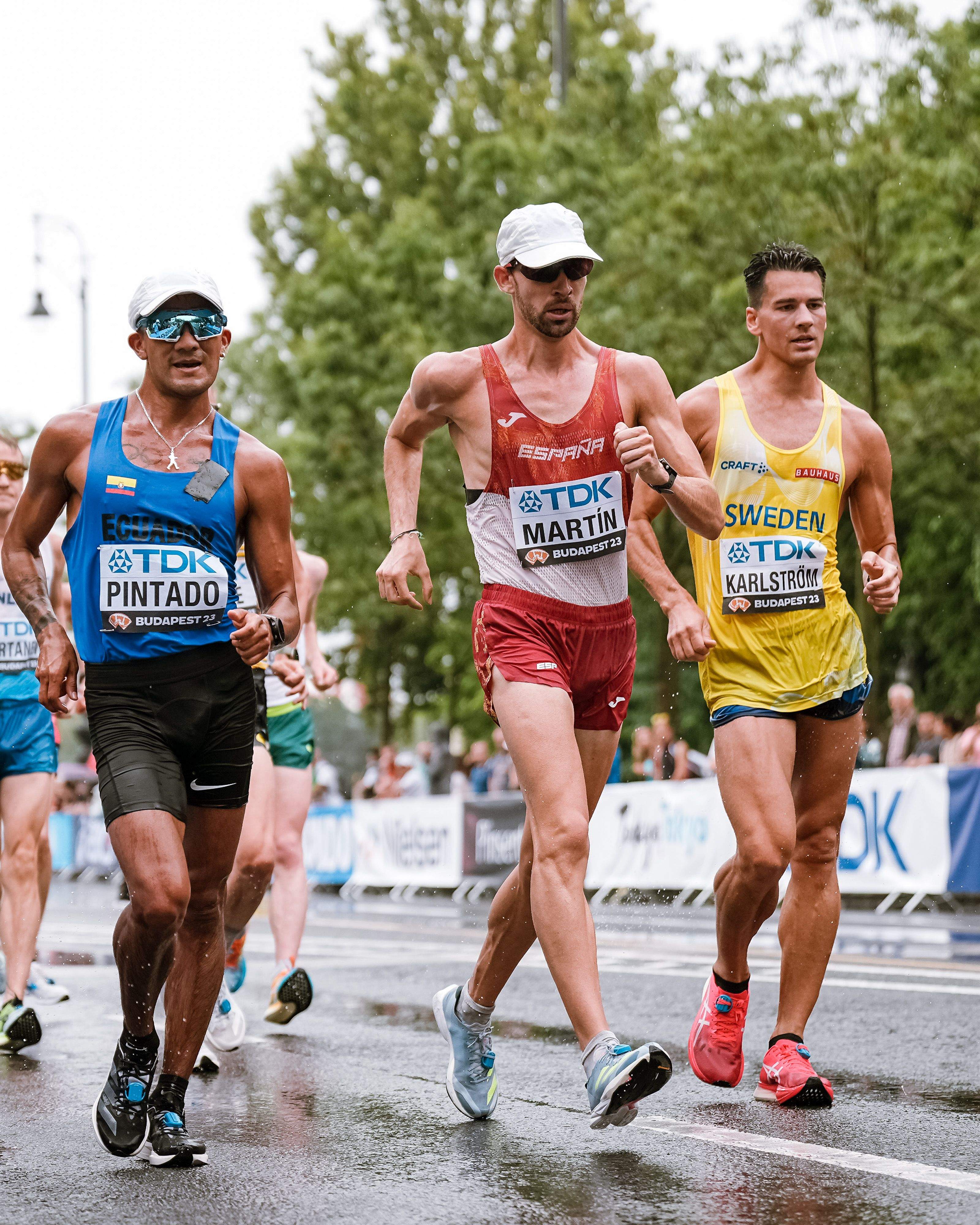 Álvaro Martín concentrado y controlando la carrera durante la primera parte de la misma. SPORTMEDIA.