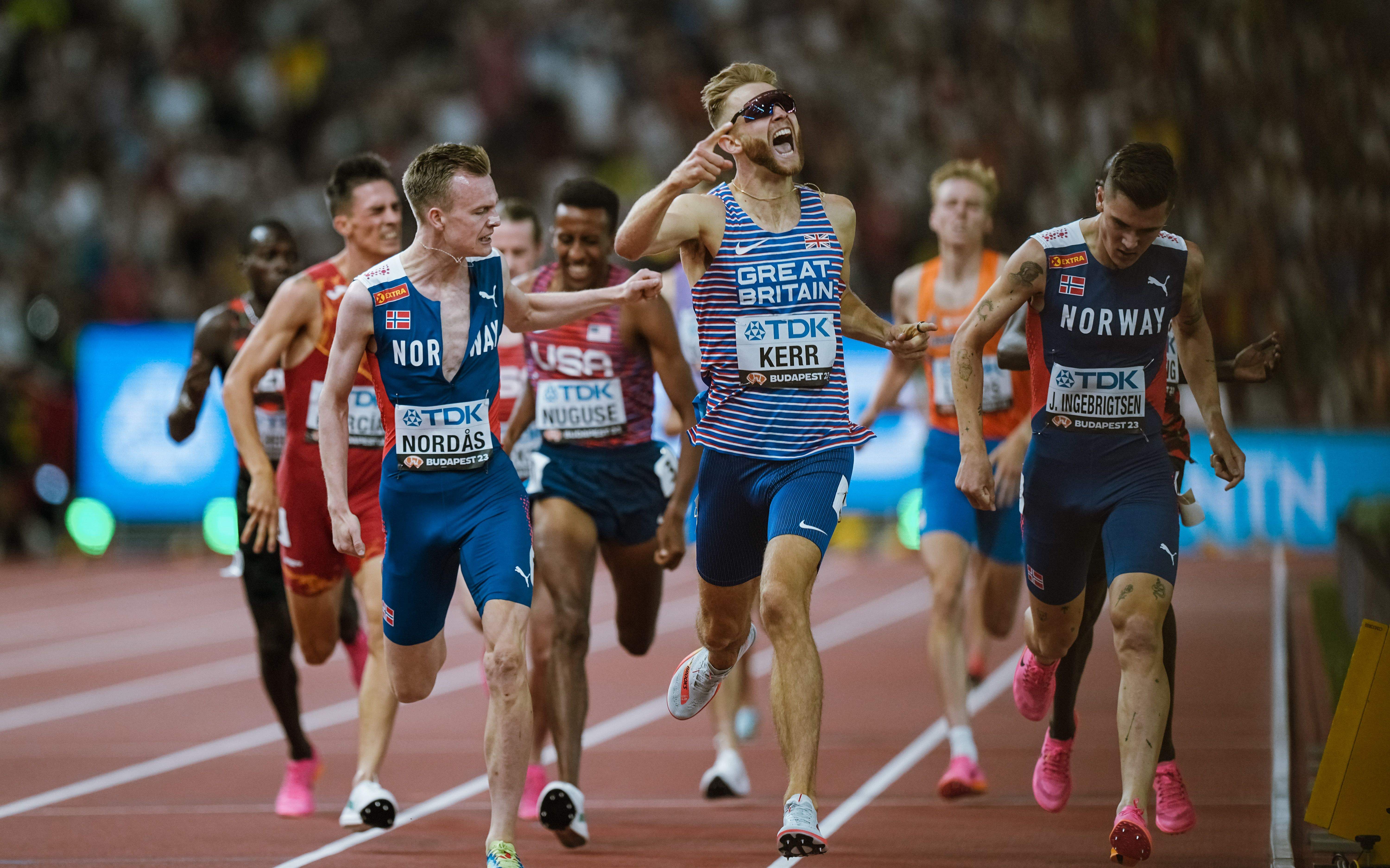 Josh Kerr entrando victorioso en los 1500 del Campeonato del Mundo de Budapest. SPORTMEDIA.