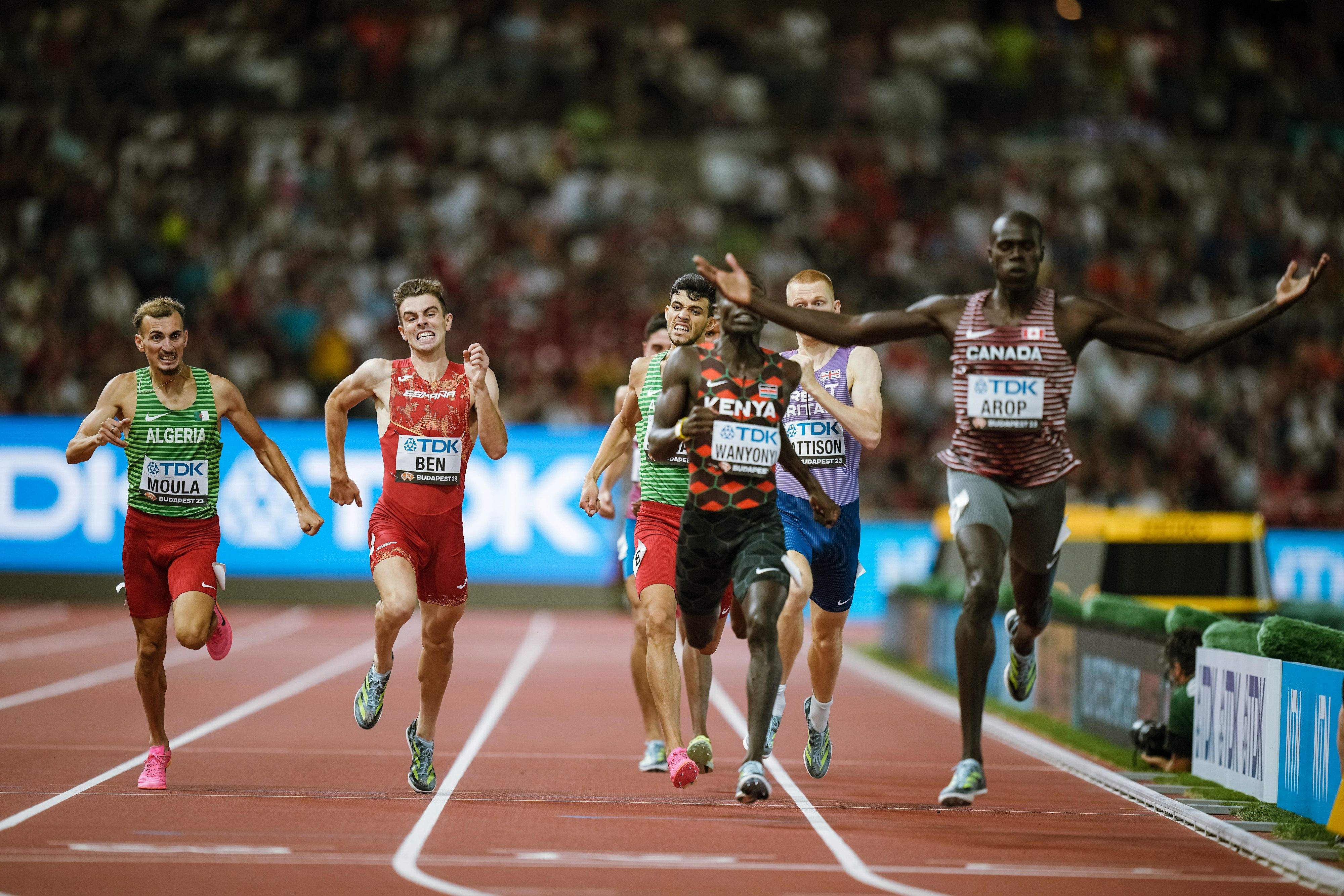 Marco Arop triunfando en los 800 metros del Campeonato del Mundo de Budapest, donde pasó último en los primeros 400 metros. SPORTMEDIA.