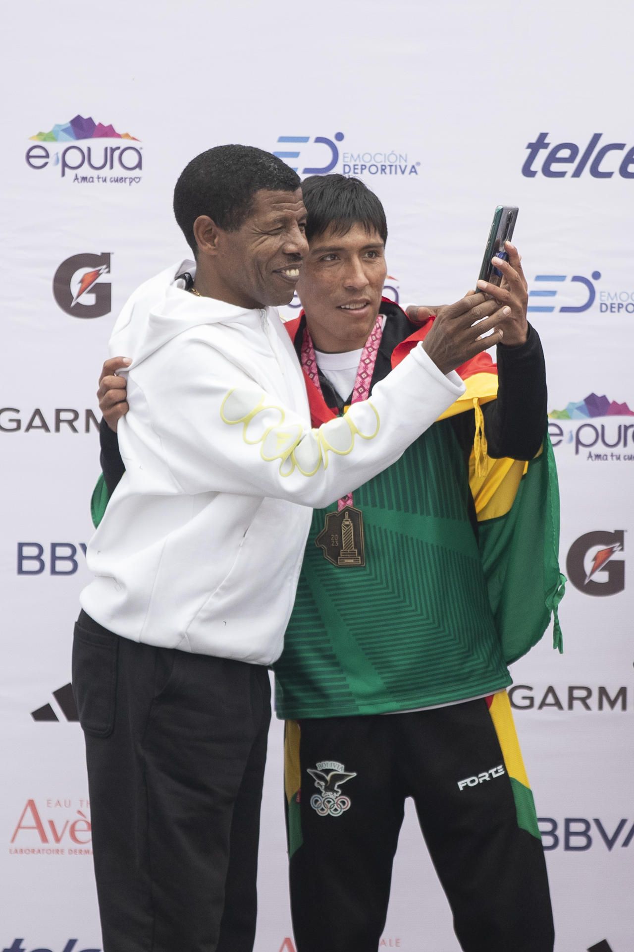 El atleta boliviano Héctor Garibay posa hoy para una selfi junto a la leyenda etíope Haile Gebrselassie (i), tras ganar el primer lugar de la rama varonil del XL Maratón de la Ciudad de México (México). EFE.