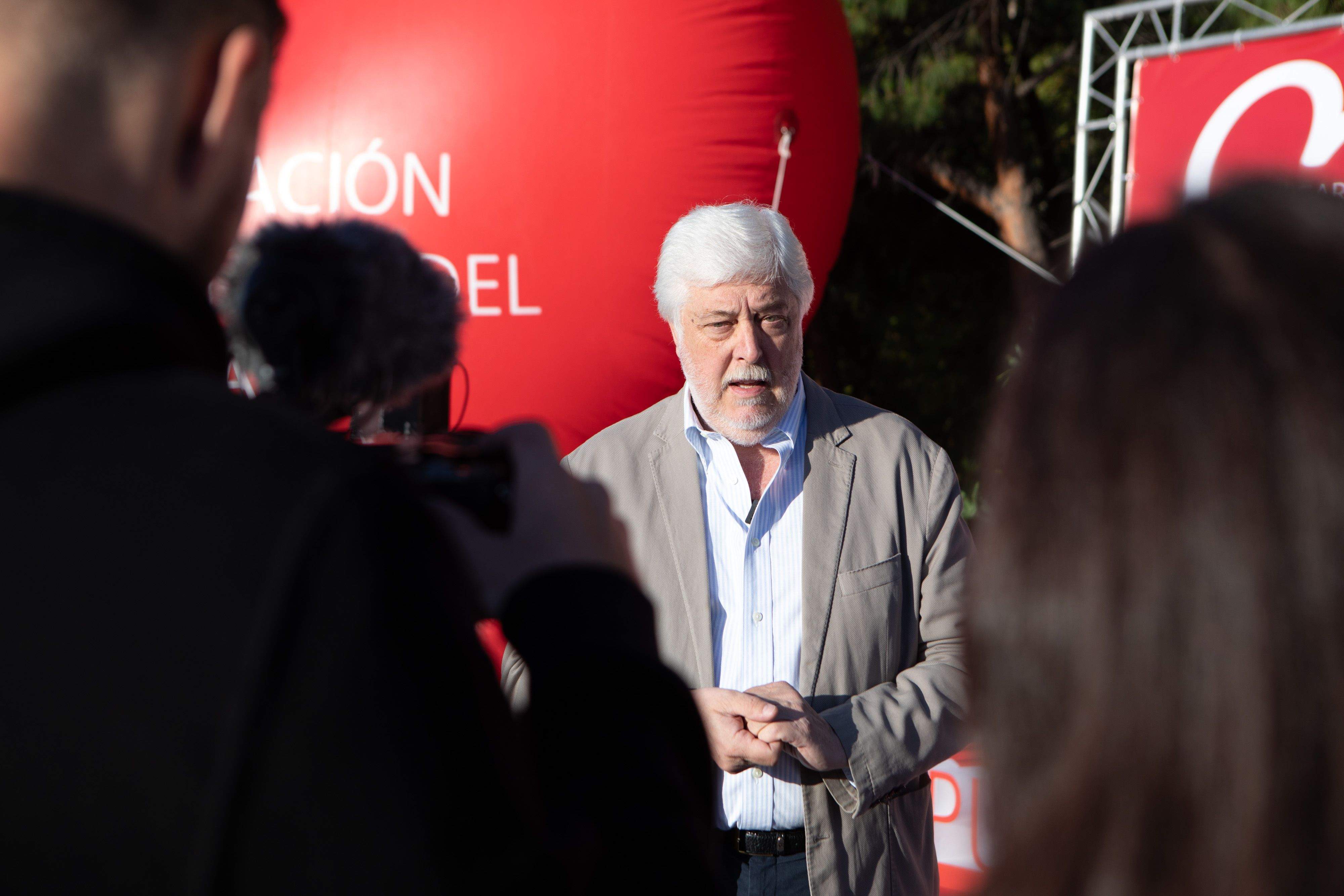 El doctor Andrés Íñiguez Romo atiende a los medios de comunicación poco antes de dar la salida a la pasada edición de la Carrera Popular del Corazón. El doctor Andrés Íñiguez Romo atiende a los medios de comunicación poco antes de dar la salida a la pasada edición de la Carrera Popular del Corazón.