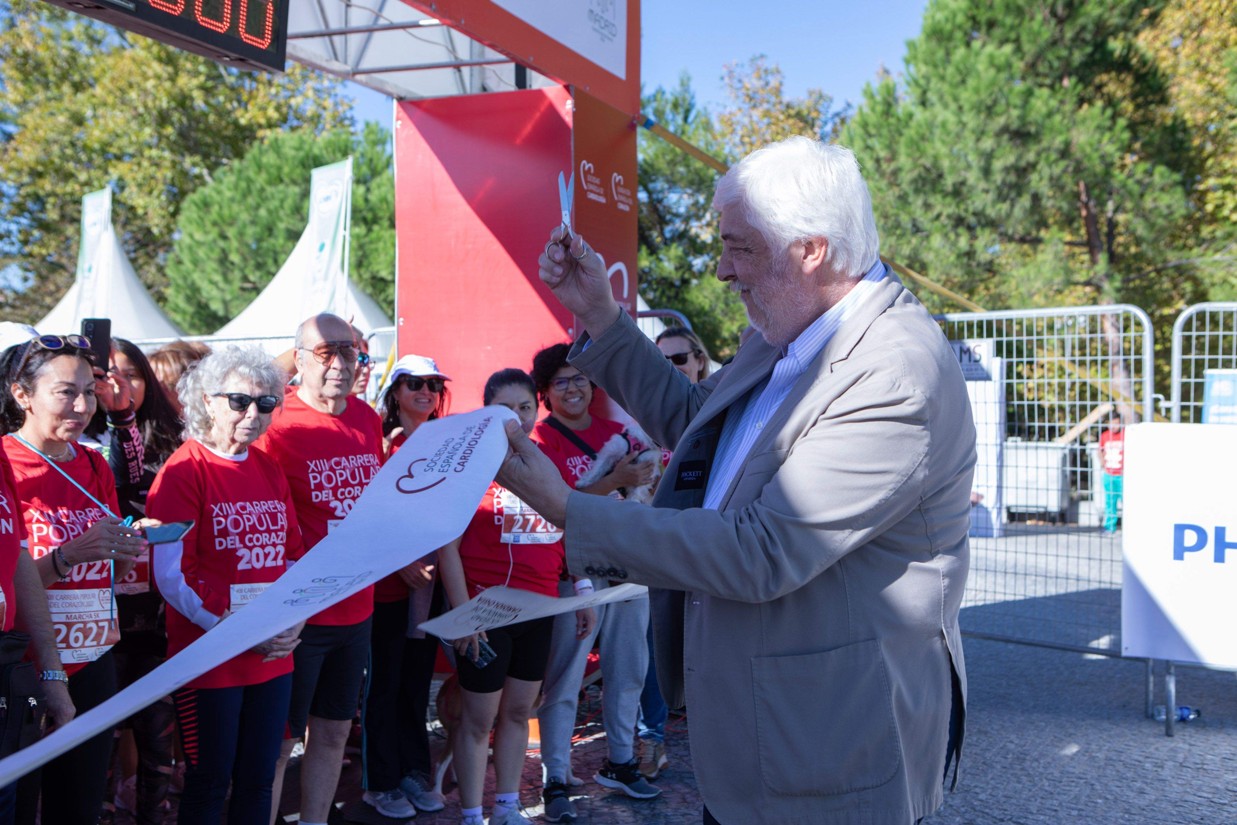 El doctor Andrés Íñiguez Romo efectuando el protocolario corte de cinta en la Carrera Popular del Corazón 2022.