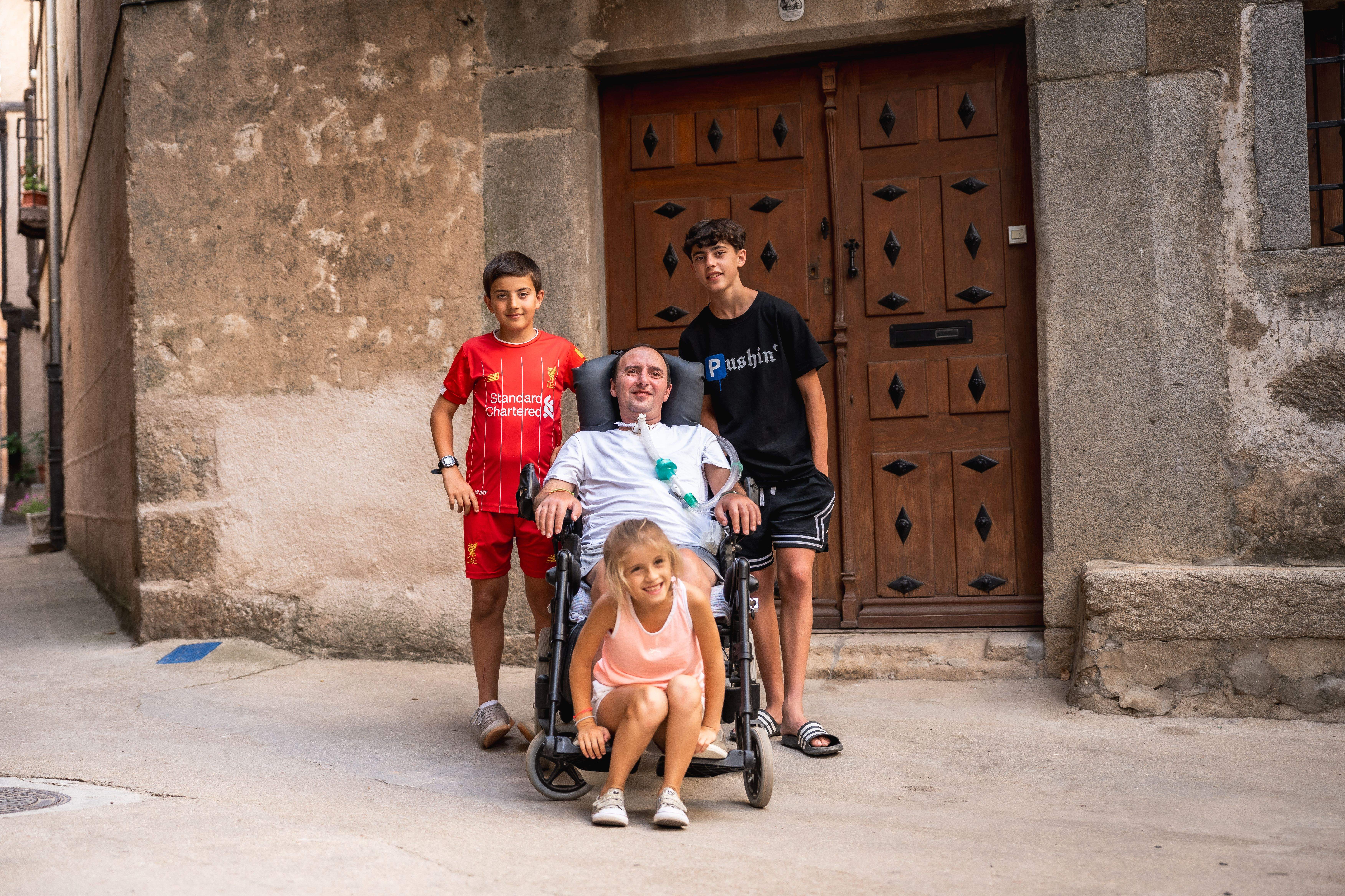 De izquierda a derecha: Pablo, Julia y Bruno. Sus dos hijos y su hija. Sus pilares. VÍCTOR SECO