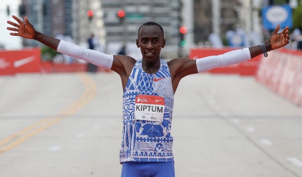 Kelvin Kiptum tras batir el récord del mundo de maratón en Chicago. Foto: WORLD ATHLETICS.