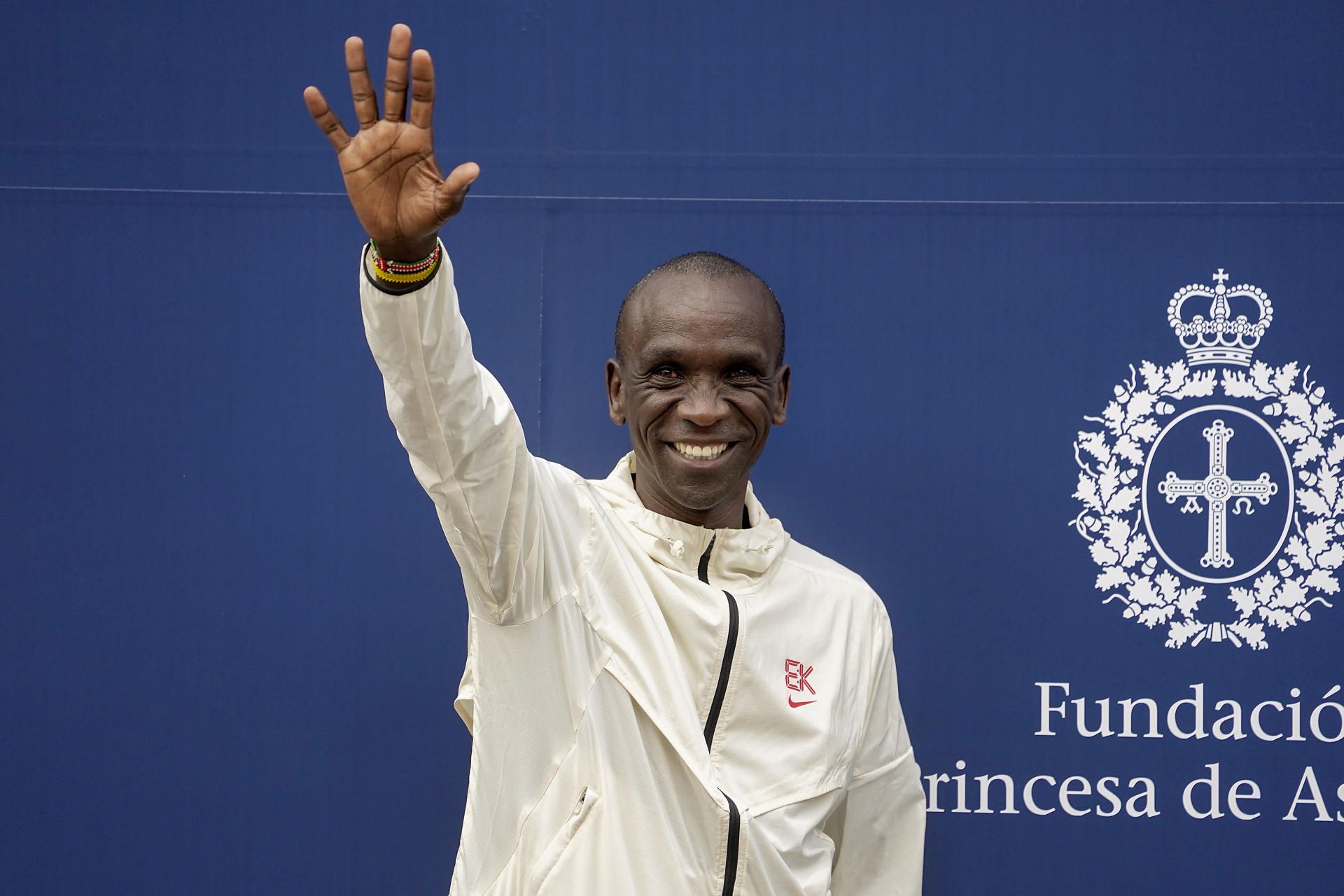El atleta Kipchoge llega a Oviedo para recibir el Princesa de Asturias de los Deportes. EFE. El atleta Kipchoge llega a Oviedo para recibir el Princesa de Asturias de los Deportes. EFE.