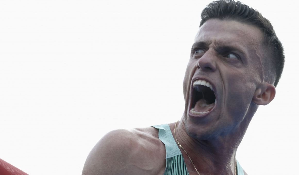 Carlos Mayo tras batir el récord de España de medio maratón en Valencia. EFE.