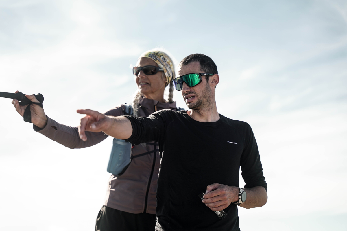 Kilian Jornet y su madre durante el reto en los Pirineos, donde esta sirvió de apoyo logísitico. NNORMAL.