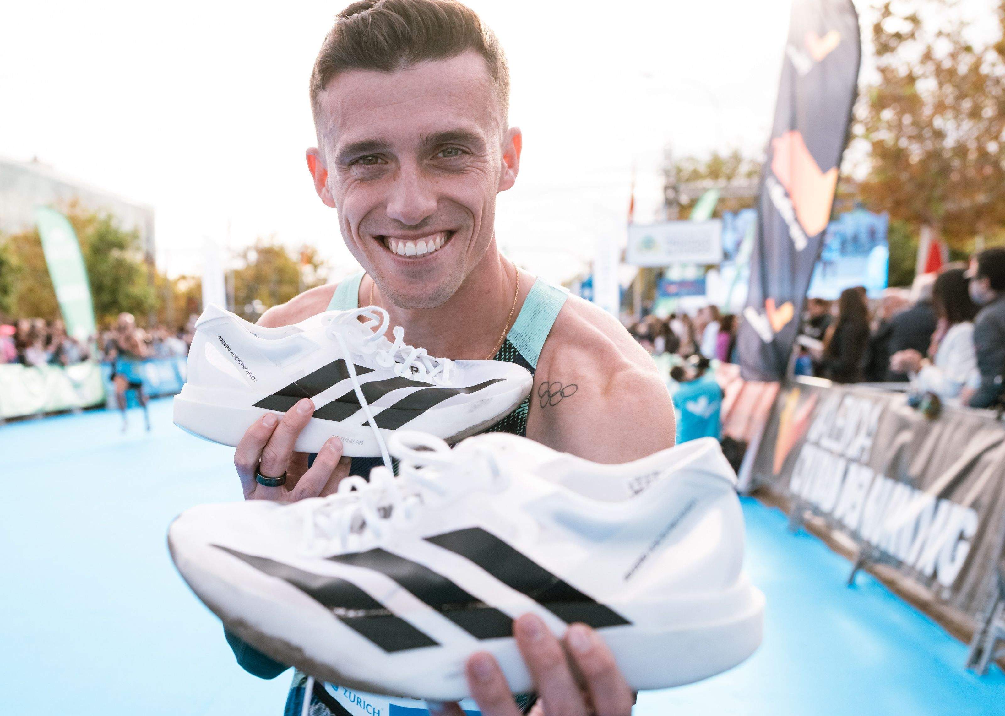Carlos Mayo muestra orgulloso las adidas Adizero Adios Pro Evo 1 con las que batió el récord de España de medio maratón. ADIDAS. Carlos Mayo muestra orgulloso las adidas Adizero Adios Pro Evo 1 con las que batió el récord de España de medio maratón. ADIDAS.