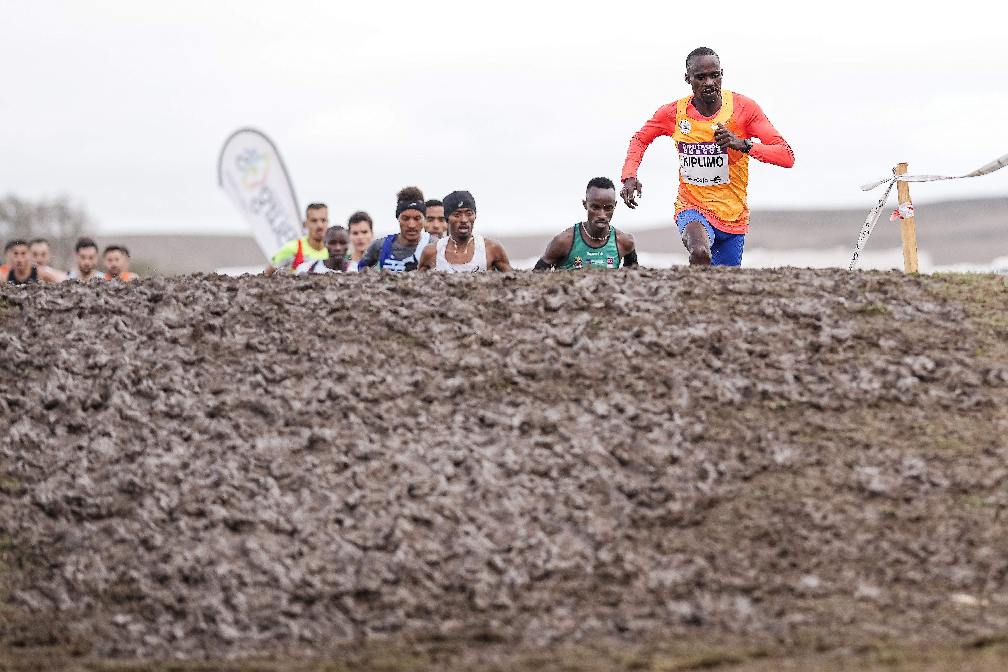 Jakob Kiplimo comandando a los participantes del Cross de Atapuerca 2023 en una de las zonas más embarradas. SPORTMEDIA.