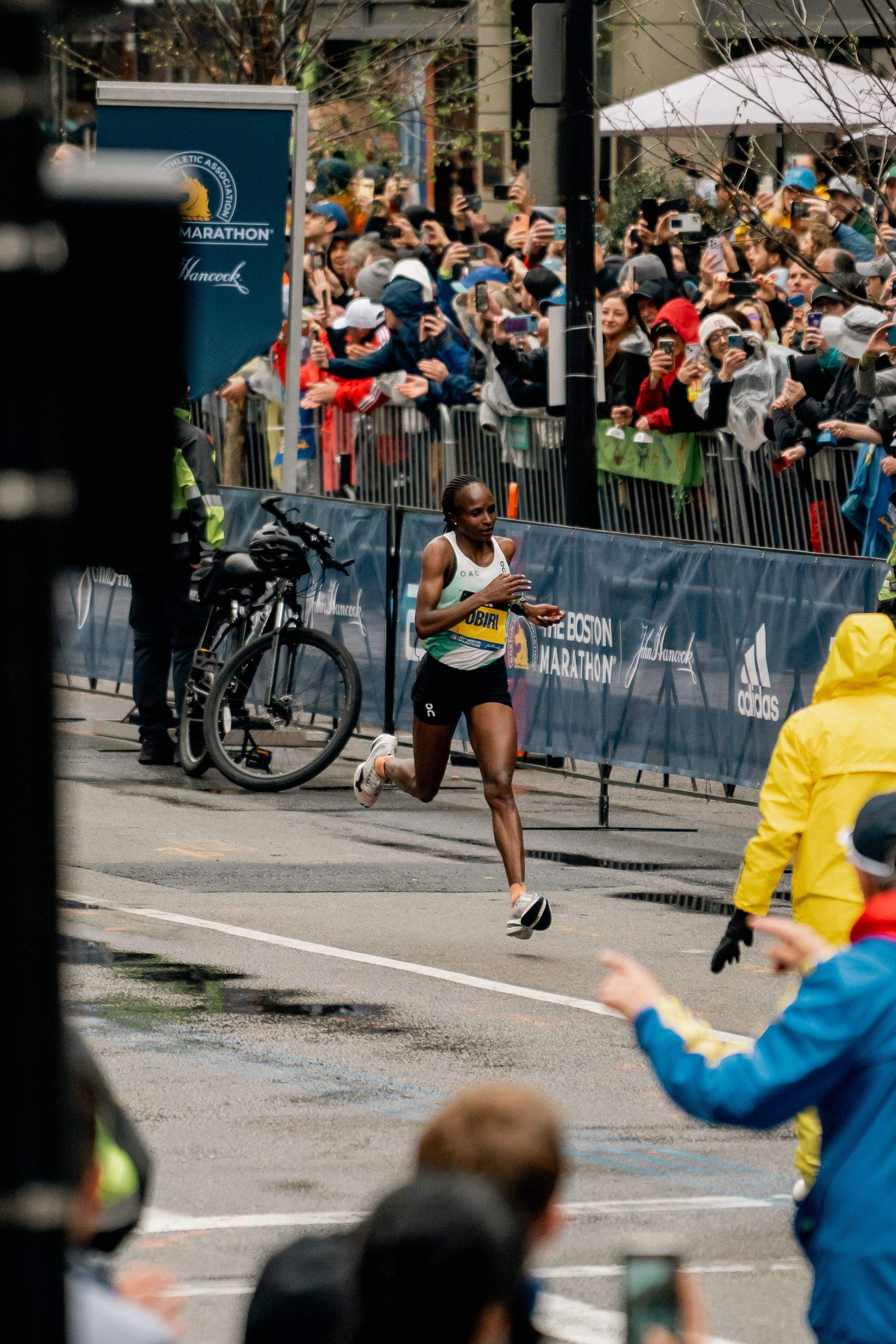Una imagen de Hellen Obiri en el Maratón de Boston 2023, donde logró su primer 'major'. OAC.