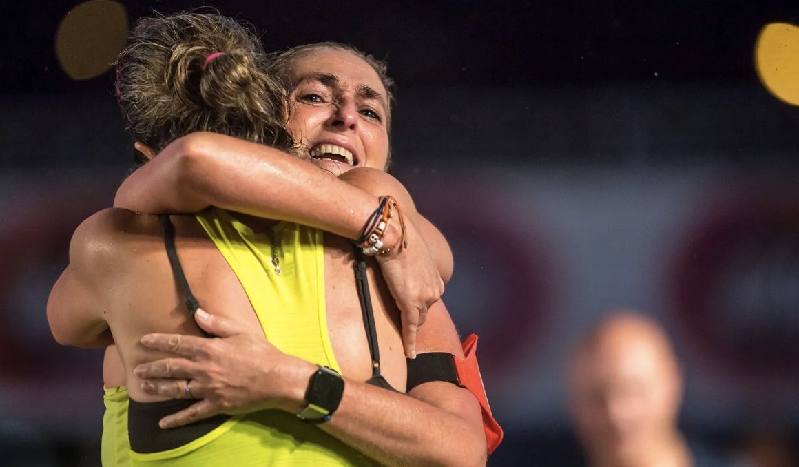 Una imagen de dos corredoras en el Total Energies Bilbao Night Marathon 2023. ORGANIZACIÓN