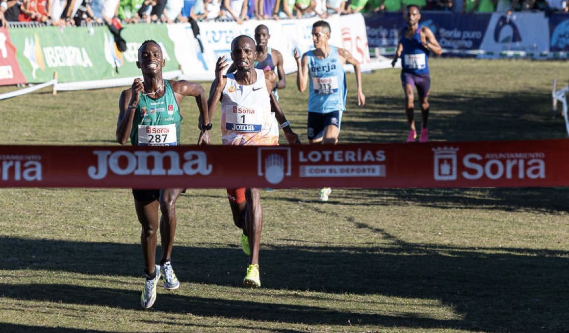 Rodrigue Kwizera a punto de imponerse en el Cross de Soria 2023 y aportando al máximo con su club el Playas de Castellón. DESDESORIA.