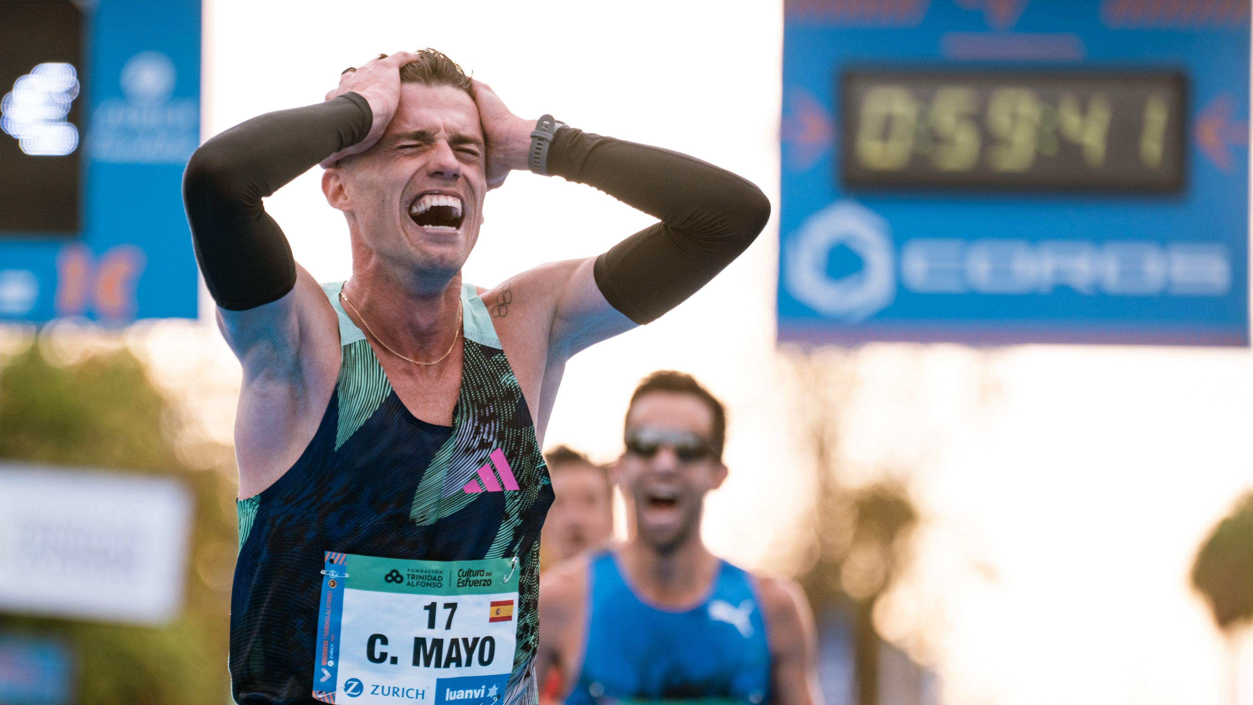 La emoción de Carlos Mayo al batir el récord de España de medio maratón en Valencia. SPORTMEDIA.