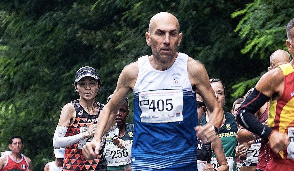 Jon Arzubialde, en una foto de archivo, bate el récord del mundo de maratón M60 en el Zurich Maratón de San Sebastián. EDUARDO L. GÓMEz. Jon Arzubialde, en una foto de archivo, bate el récord del mundo de maratón M60 en el Zurich Maratón de San Sebastián. EDUARDO L. GÓMEz.