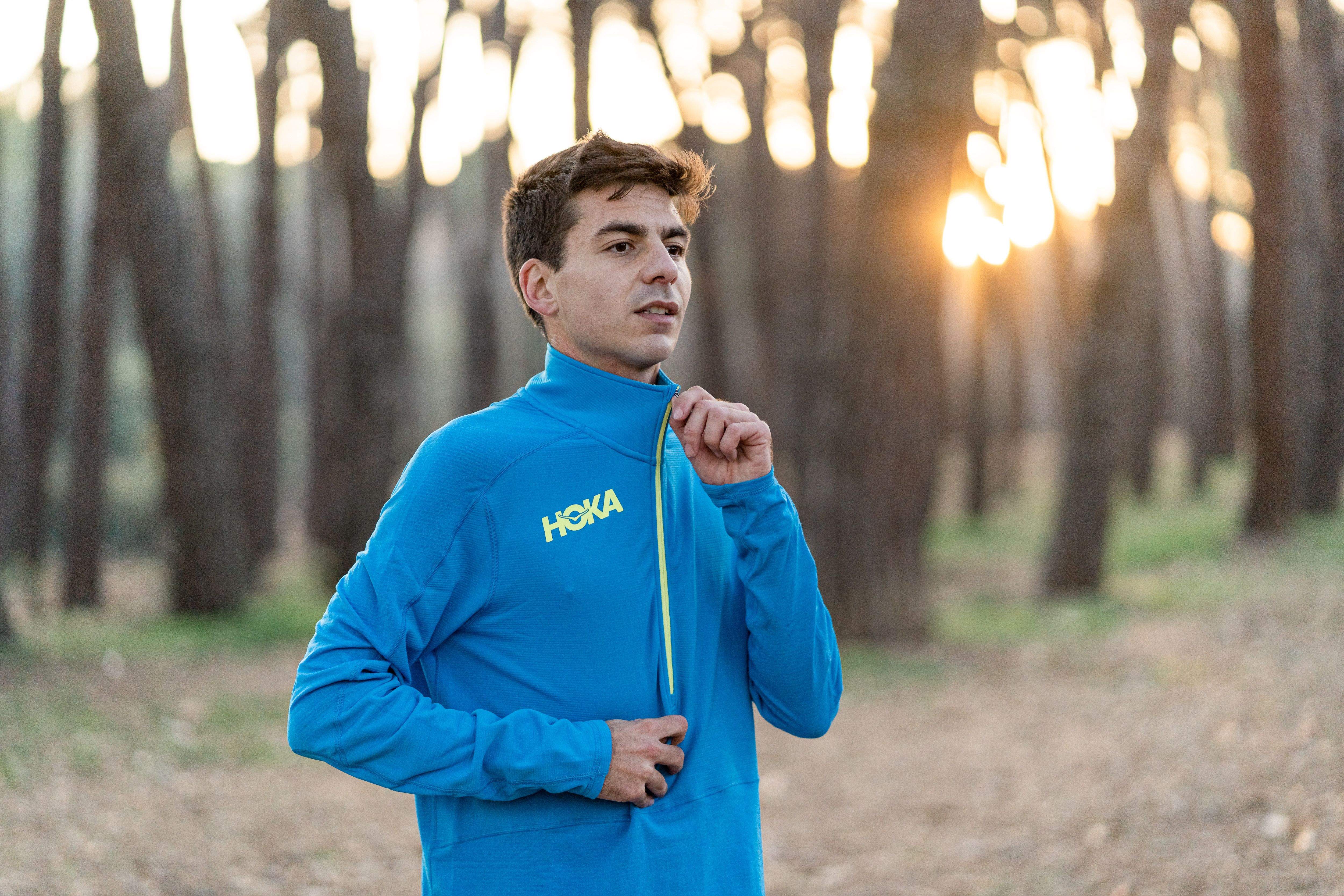 Yago Rojo abrigándose tras uno de sus entrenamientos en la Casa de Campo de Madrid, muy cerca de su barrio, Aluche. SPORTMEDIA
