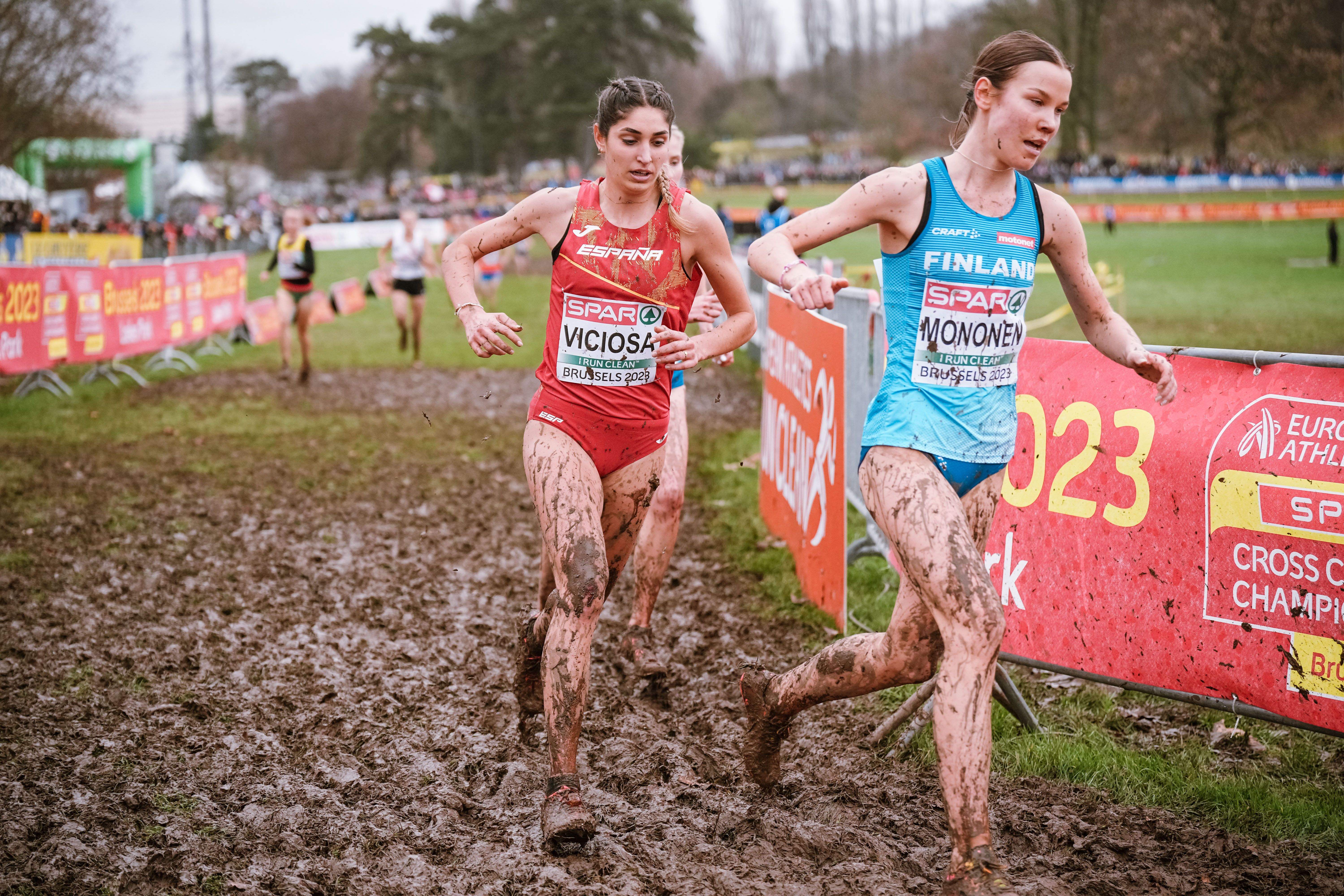Ángela Viciosa y la finlandesa Mononen, cuarta y segunda respectivamente en la categoría Sub 23 del Europeo de Cross 2023. SPORTMEDIA.