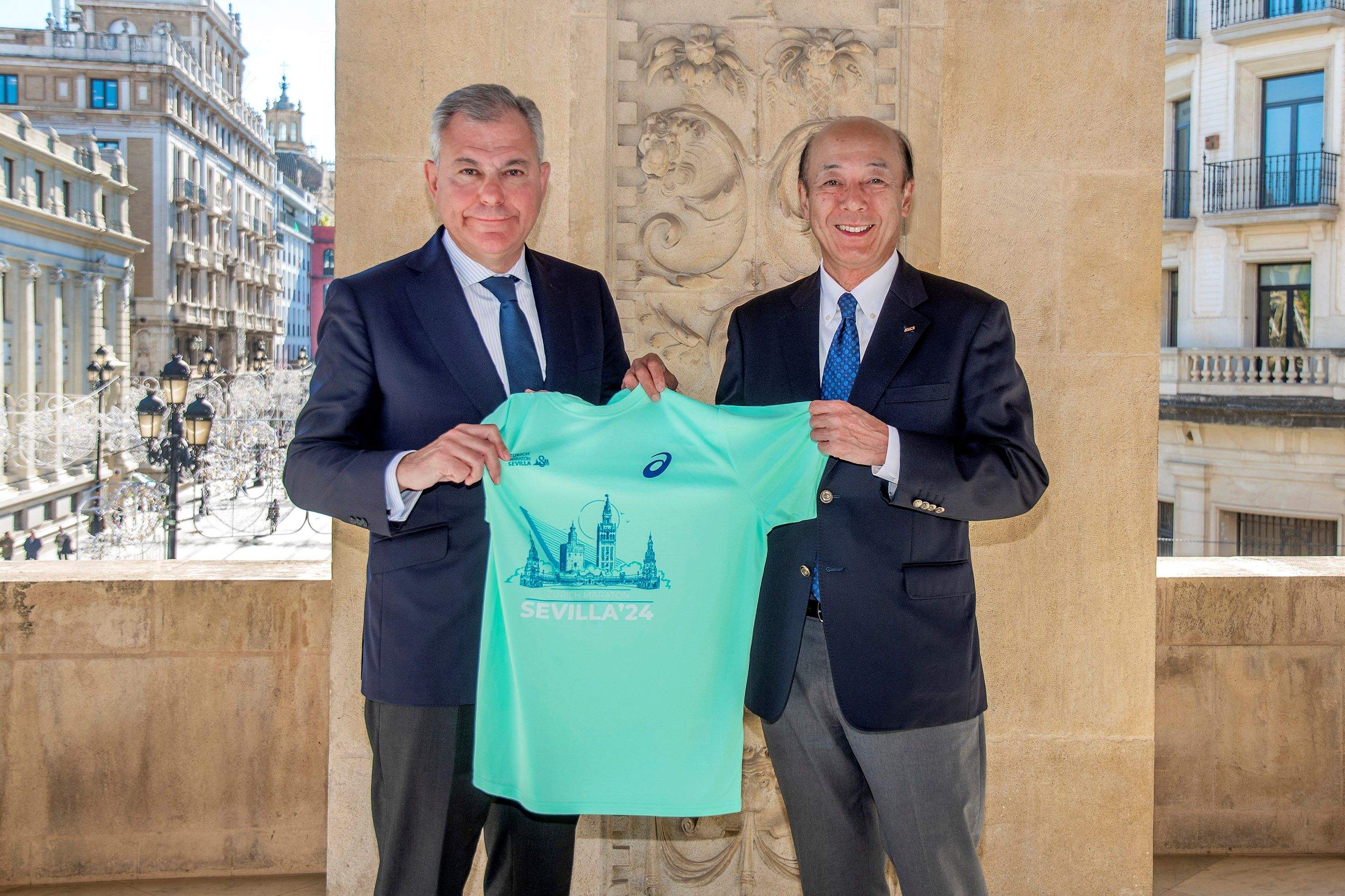 El alcalde José Luis Sanz y el CEO de Asics Yasuhito Hirota han presentado la camiseta en el Ayuntamiento de Sevilla El alcalde José Luis Sanz y el CEO de Asics Yasuhito Hirota han presentado la camiseta en el Ayuntamiento de Sevilla