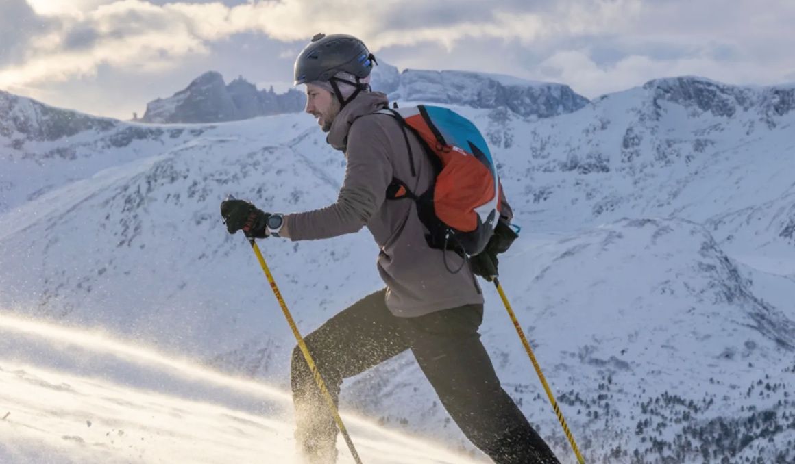 Kilian Jornet durante una sesión de esquí de montaña, el deporte que más combina con la carrera a pie. COROS. Kilian Jornet durante una sesión de esquí de montaña, el deporte que más combina con la carrera a pie. COROS.