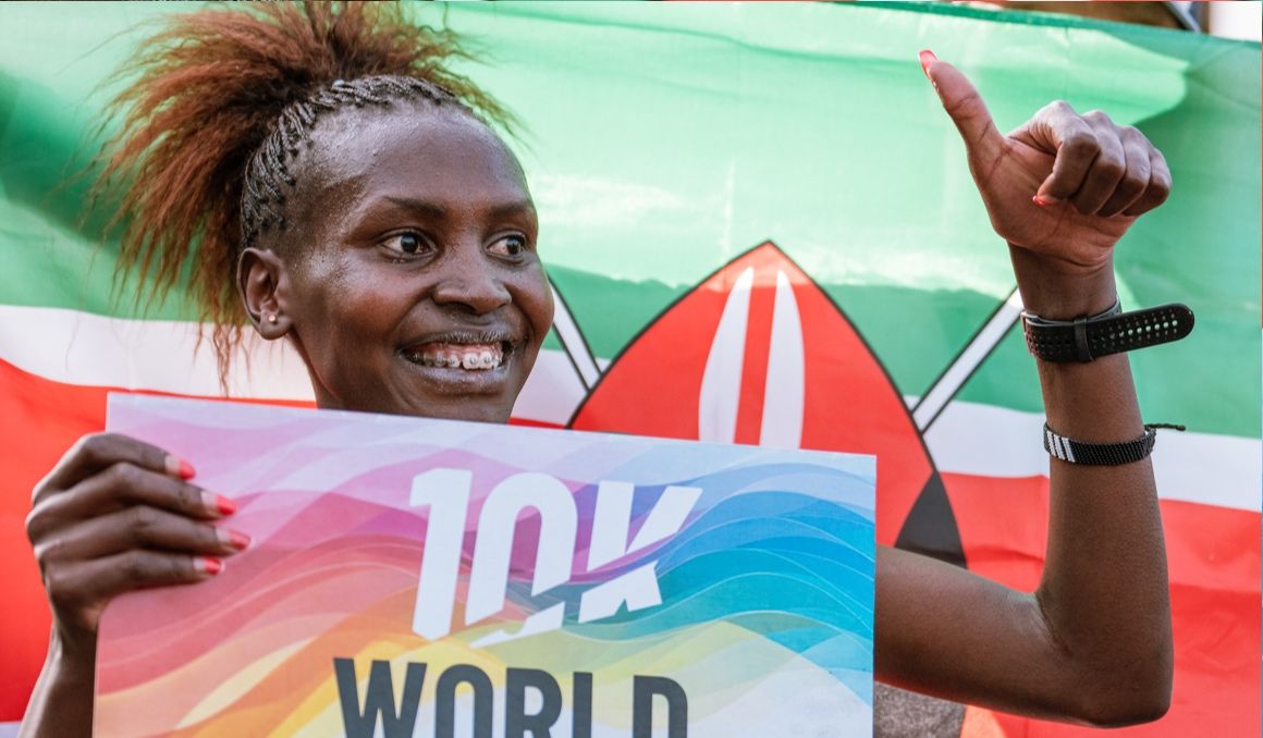 Agnes Jebet después de batir el récord del mundo de 10K en Valencia. SPORTMEDIA. Agnes Jebet después de batir el récord del mundo de 10K en Valencia. SPORTMEDIA.