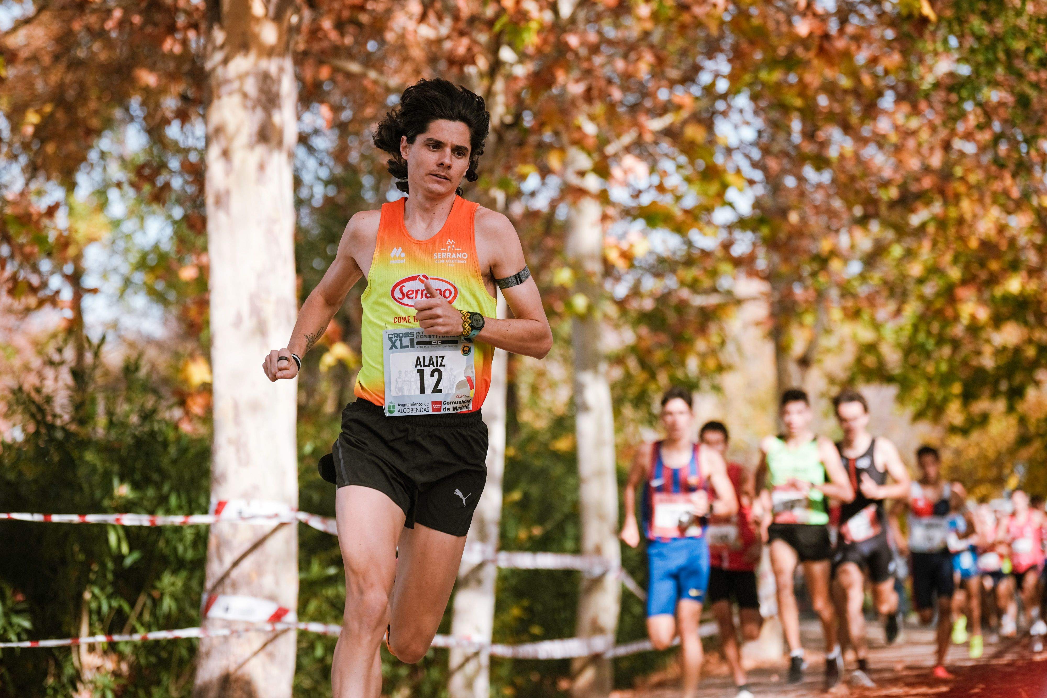 Rober Alaiz luciendo los colores de su club (Cárnicas Serrano) en el pasado Cross de la Constitución de Alcobendas, donde ocupó la 10ª posición. SPORTMEDIA