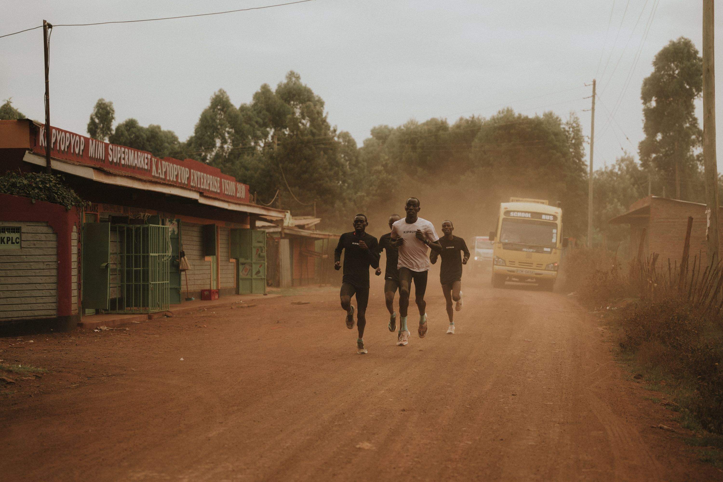 Una imagen de los atletas de Kiprun corriendo en la clásica tierra rojiza de Iten.