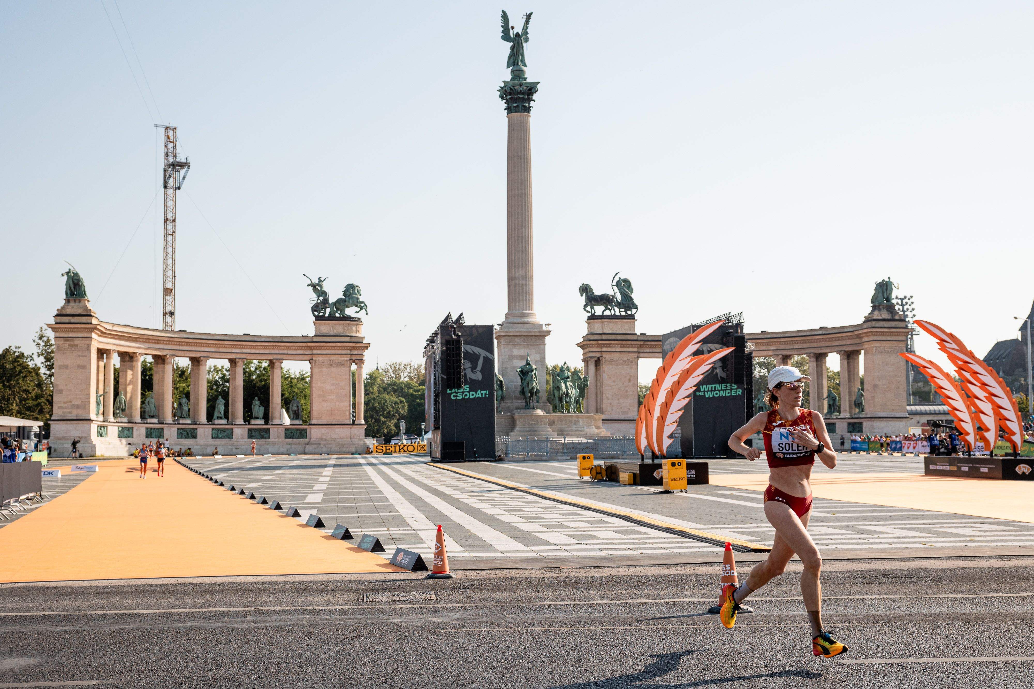Meritxell Soler corriendo en la Plaza de los Héroes, el centro neurálgico del maratón en el Mundial de Budapest 2023. SPORTMEDIA