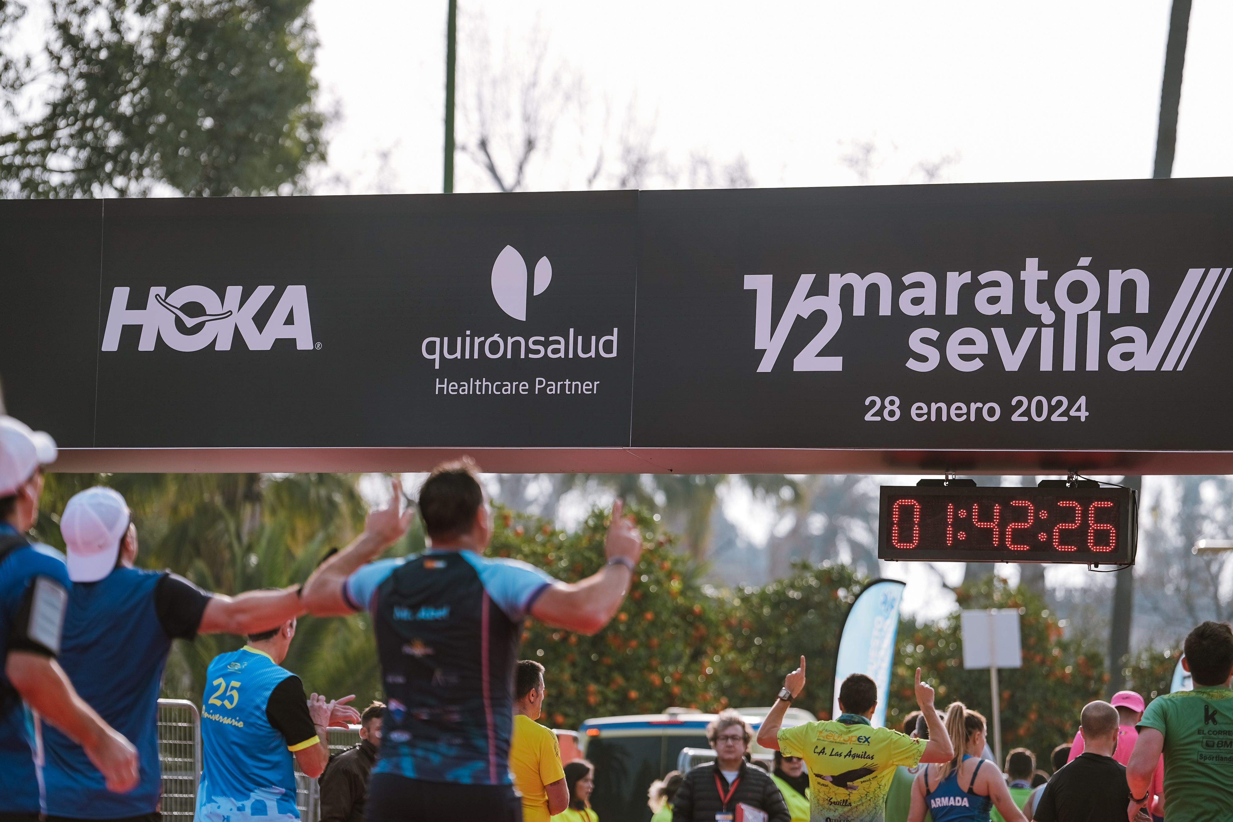 Una imagen de la línea de meta del Medio Maratón de Sevilla 2024. SPORTMEDIA.
