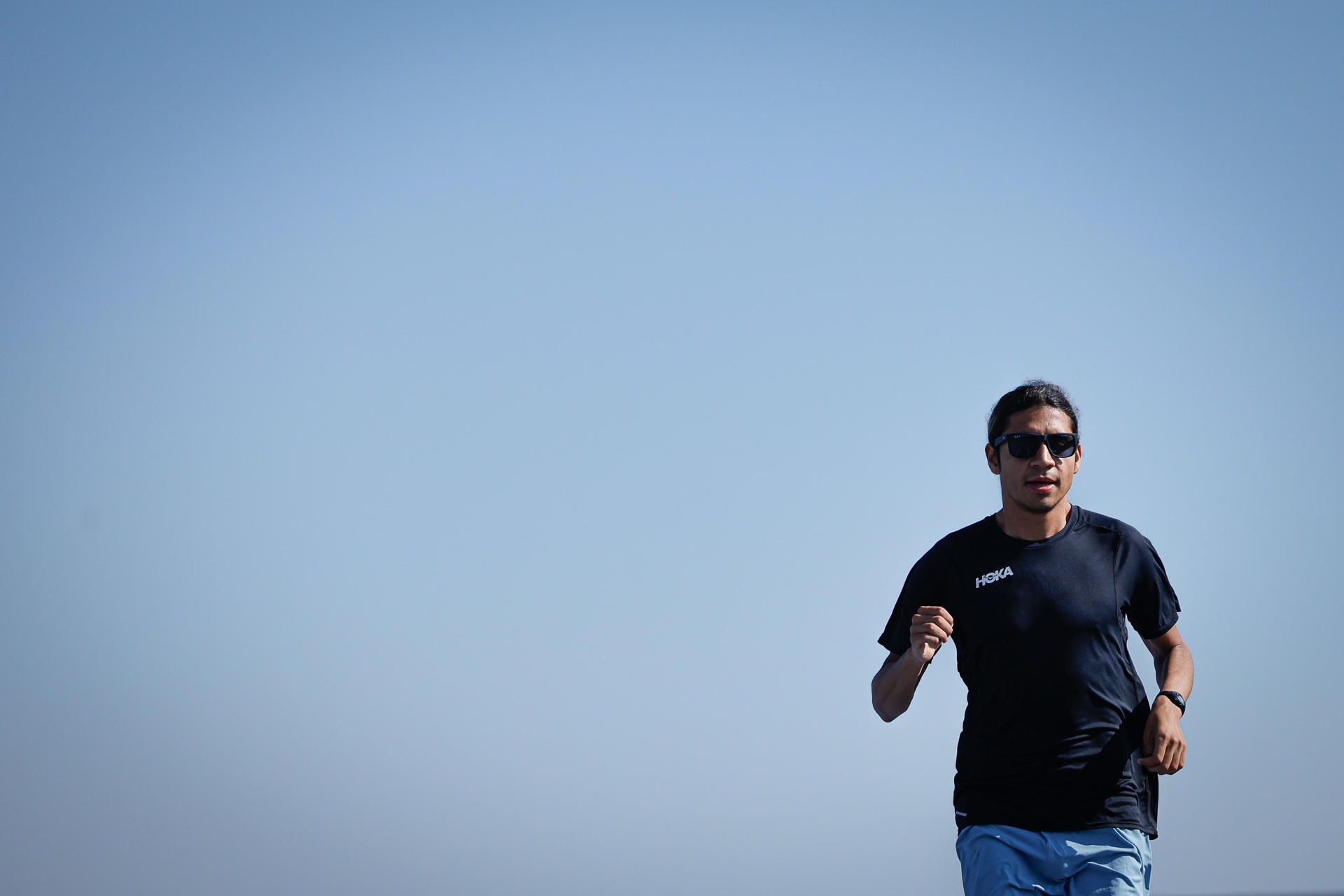 El fondista guatemalteco Luis Grijalva entrena en la pista del Parque Erick Barrondo, este viernes en Ciudad de Guatemala (Guatemala). EFE.