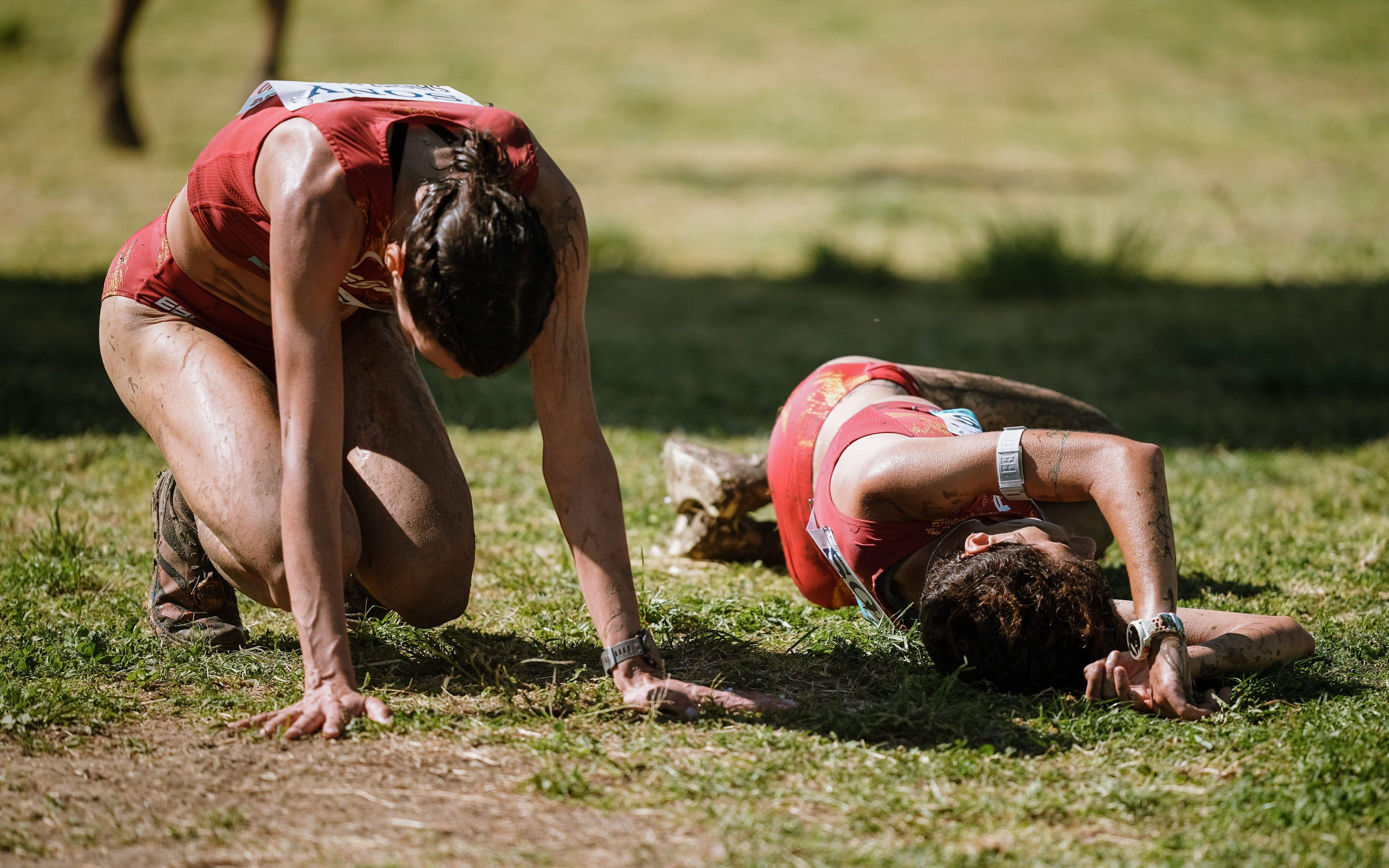 Irene Sánchez Escribano (26ª) y Carolina Robles (24ª), las dos mejores españolas clasificadas en el Mundial de Cross de Belgrado. SPORTMEDIA.