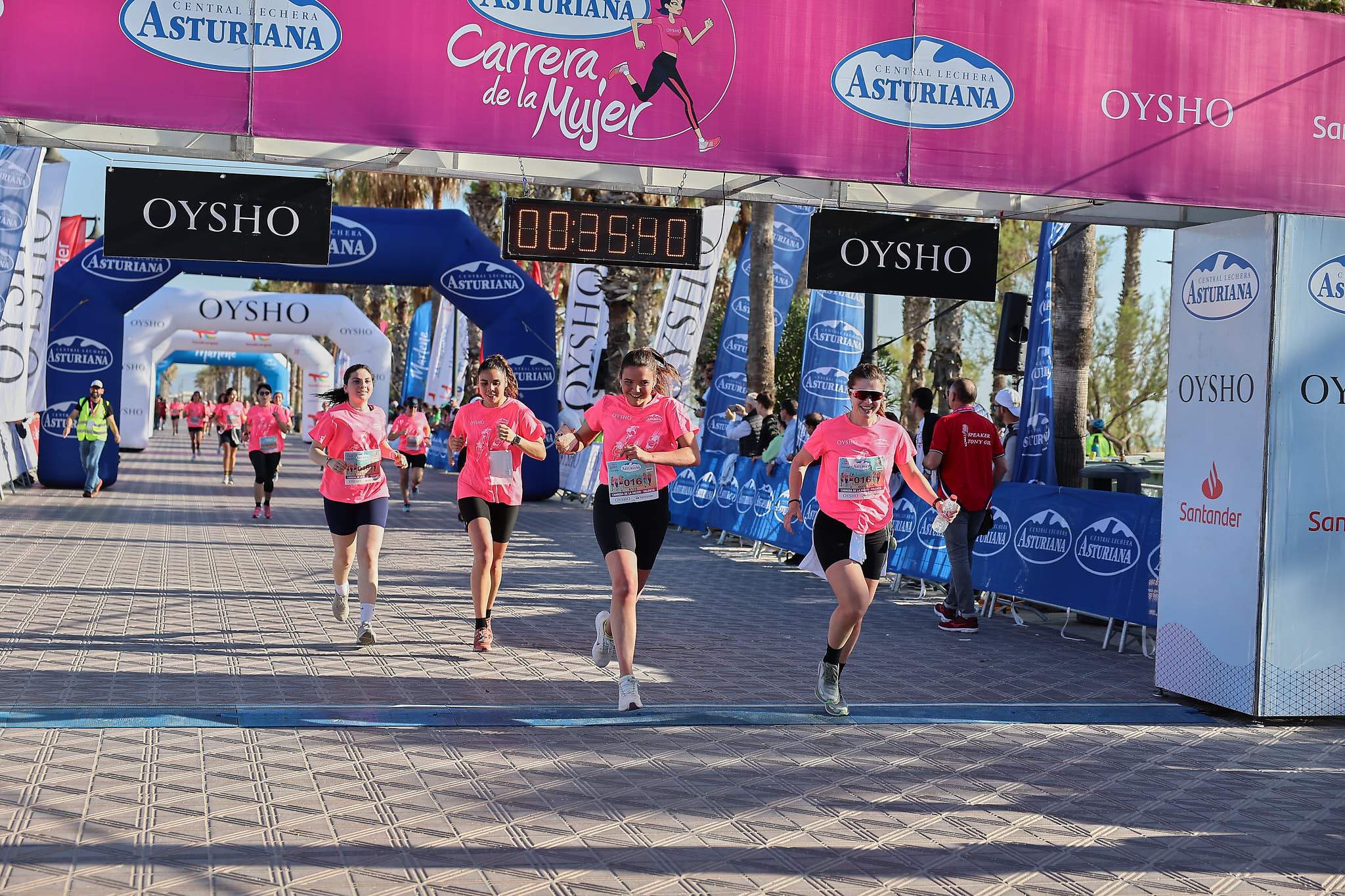 Las mejores fotos de la Carrera de la Mujer Central Lechera Asturiana de Valencia 2024. 0401