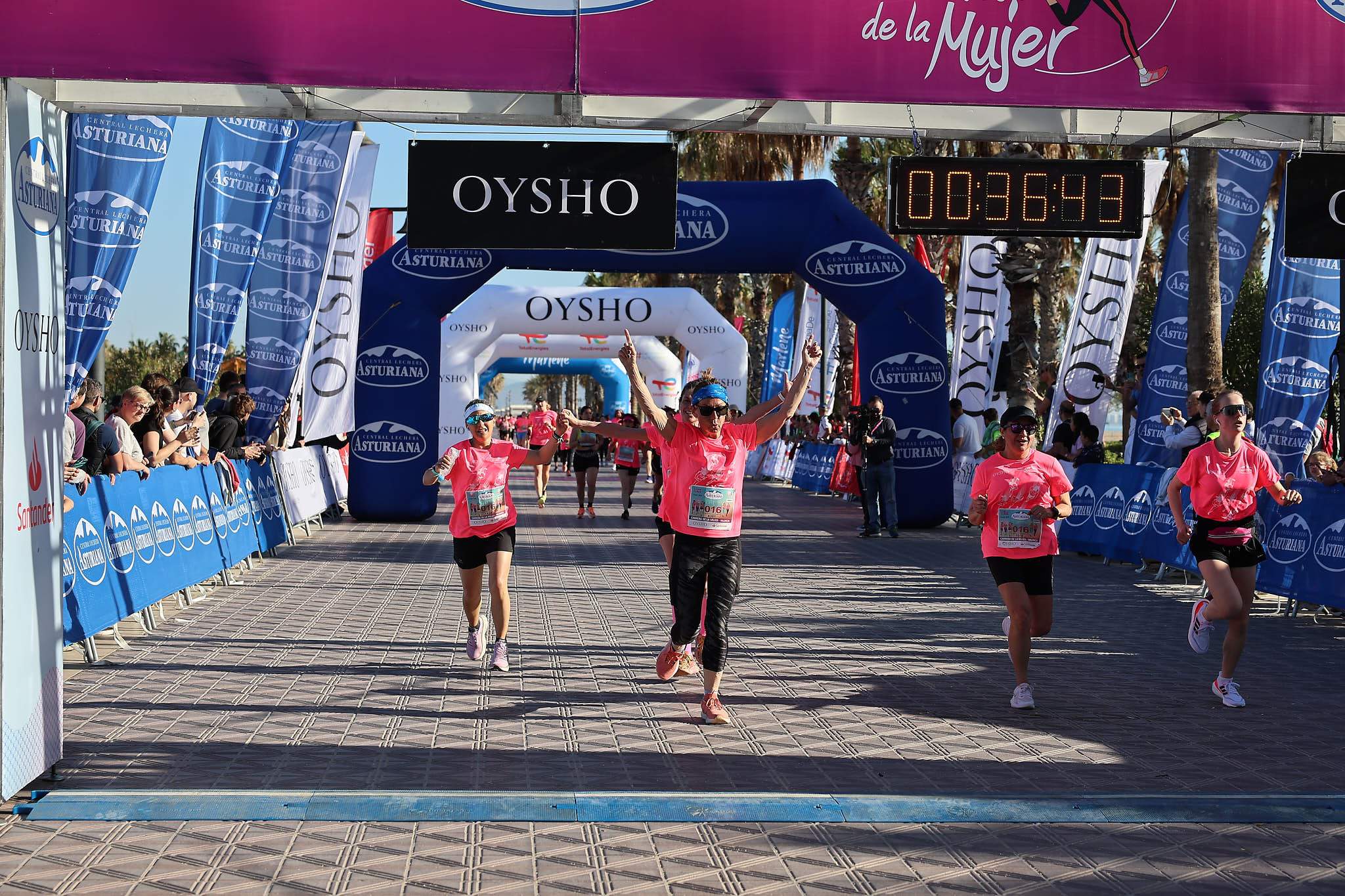 Las mejores fotos de la Carrera de la Mujer Central Lechera Asturiana de Valencia 2024. 0440