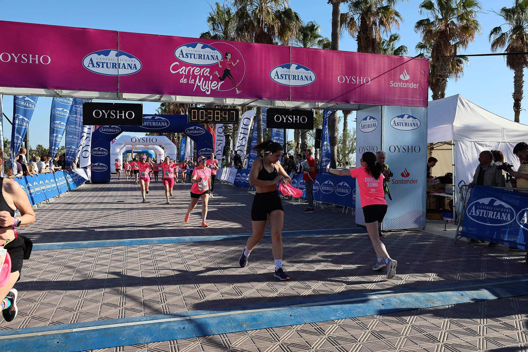 Las mejores fotos de la Carrera de la Mujer Central Lechera Asturiana de Valencia 2024. 0527