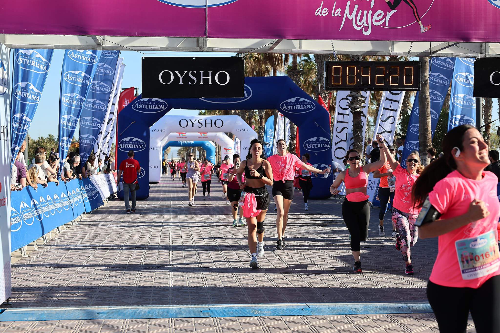 Las mejores fotos de la Carrera de la Mujer Central Lechera Asturiana de Valencia 2024. 0649