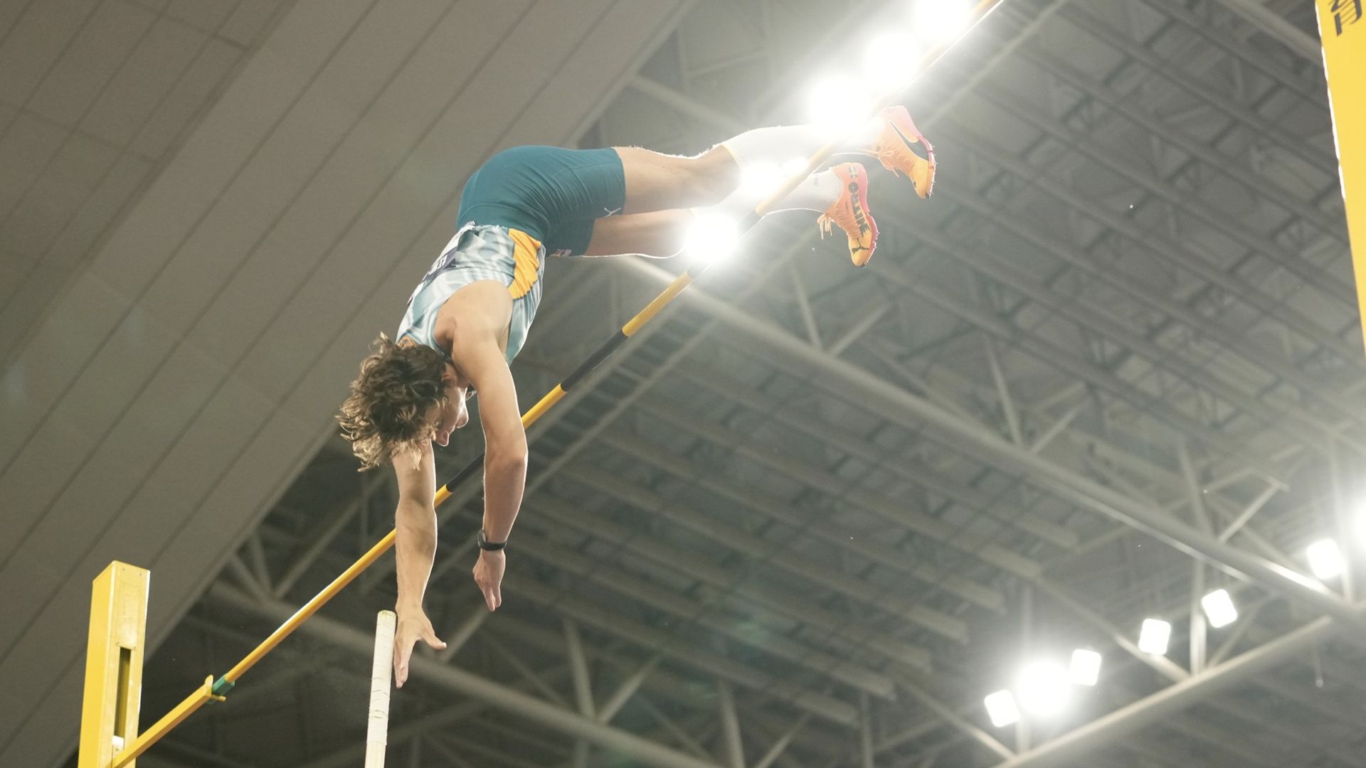 Armand Duplantis batiendo el récord del mundo de pértiga en Xiamen. MATTHEW QUINE.