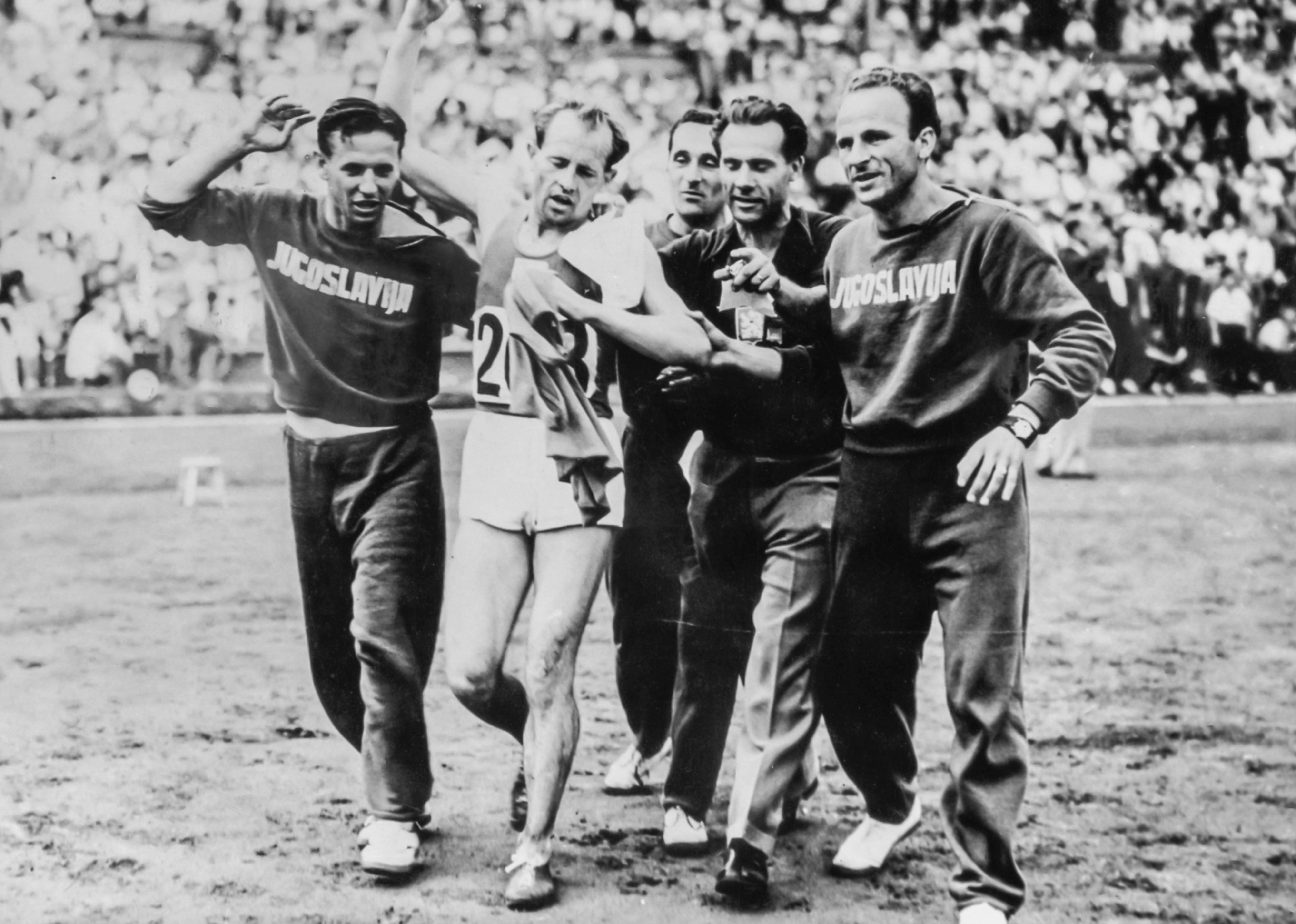 Emil Zátopek ayudado a mantenerse en pie por los miembros del equipo yugoslavo tras su victoria en los 10.000 metros de los Juegos de Londres 1948. Emil Zátopek ayudado a mantenerse en pie por los miembros del equipo yugoslavo tras su victoria en los 10.000 metros de los Juegos de Londres 1948.