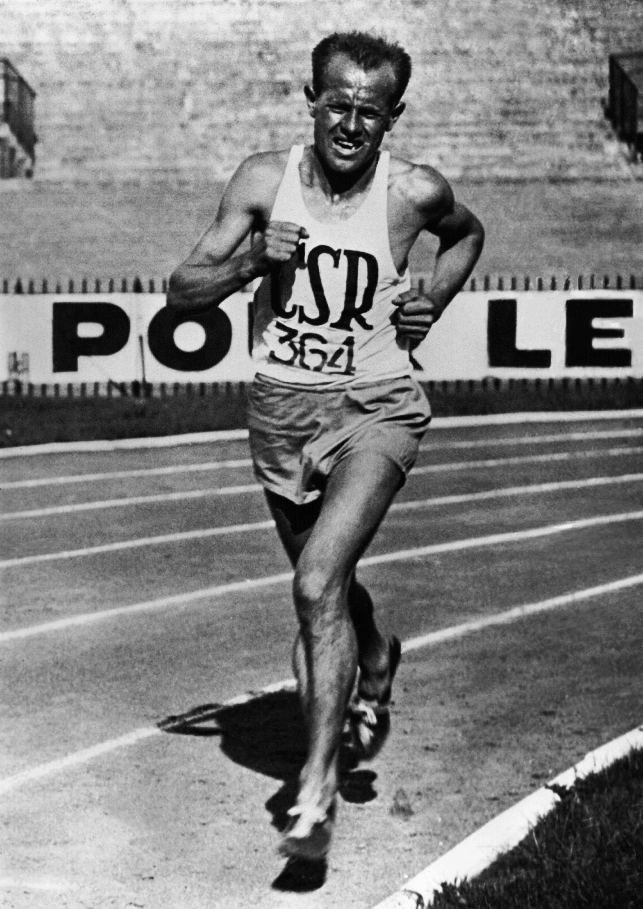 Es muy complicado encontrar una foto de Emil Zátopek sin un rictus de sufrimiento en su cara.