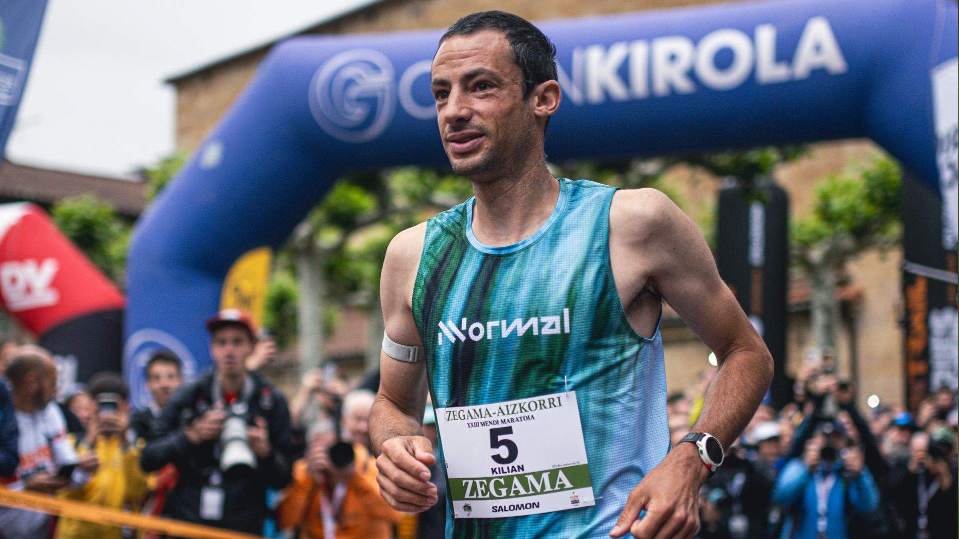 Kilian Jornet en la salida de la Zegama Aizkorri 2024. FOTORUNNERS.