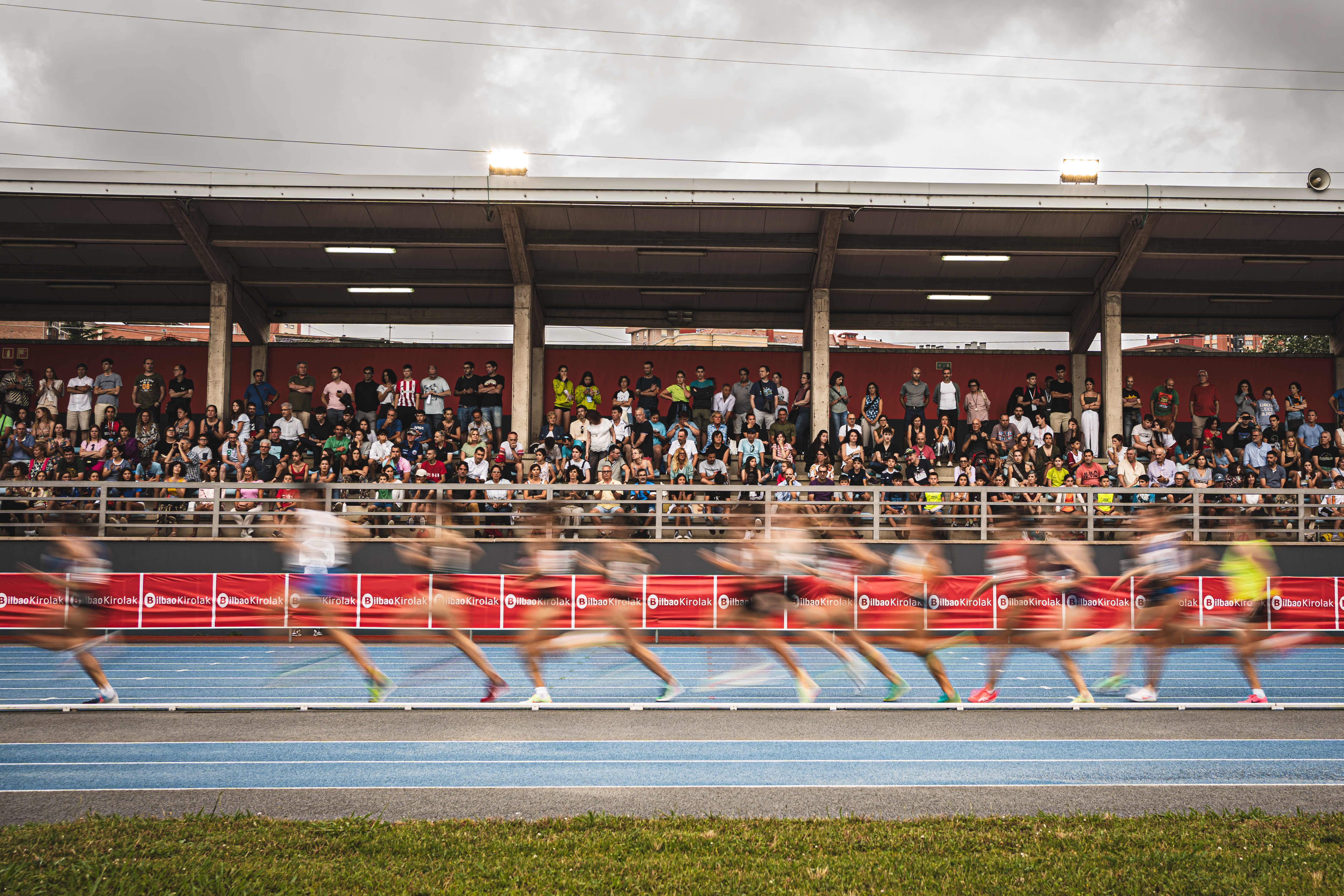 Imagen del paso de corredores frente a la tribuna del Polideportivo de Zorrotza durante la pasada edición de la Reunión Internacional de Atletismo Villa de Bilbao. VSM PHOTOEVENTS