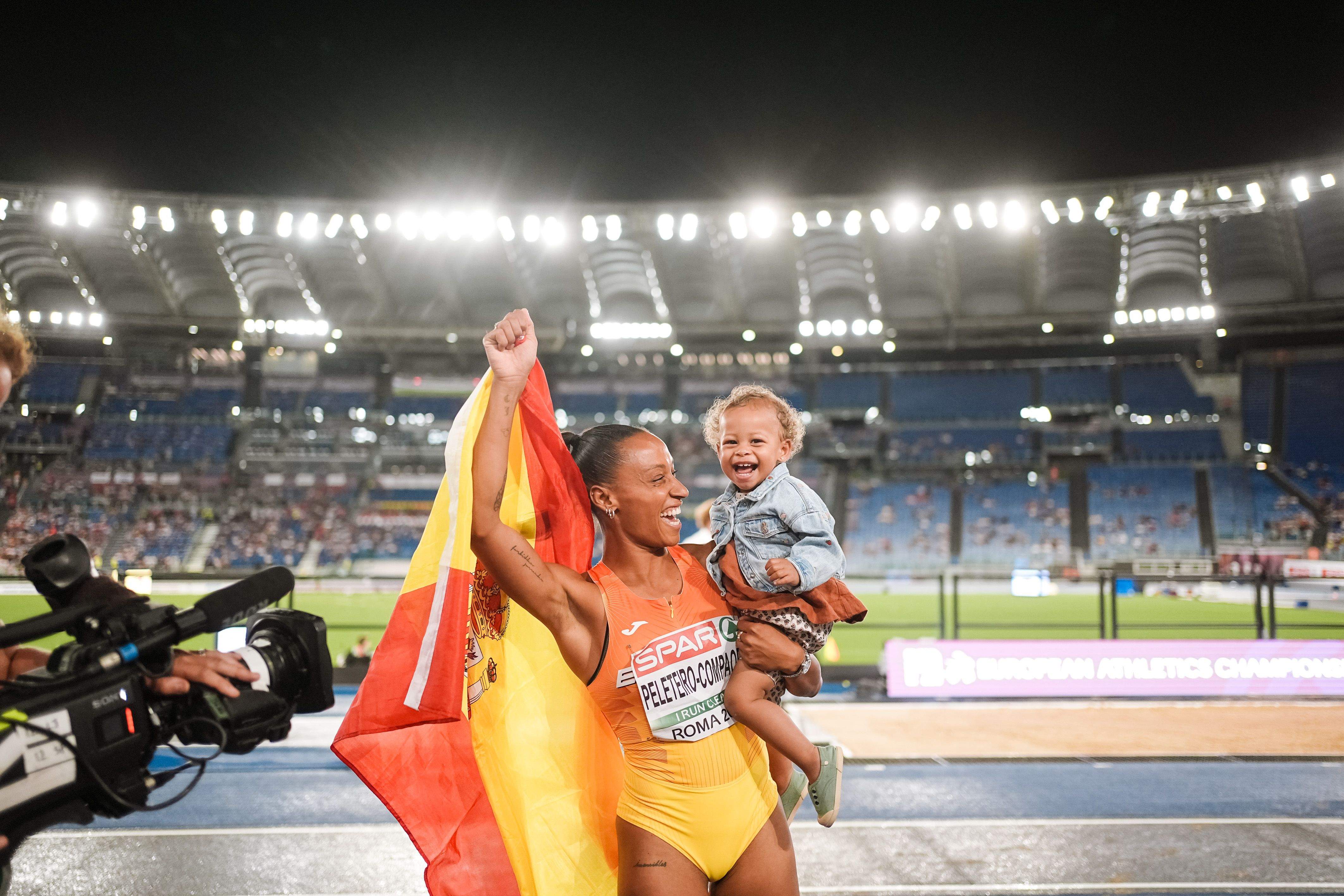 Ana Peleteiro y su hija Lúa celebran el título Europeo en triple salto. SPORTMEDIA.