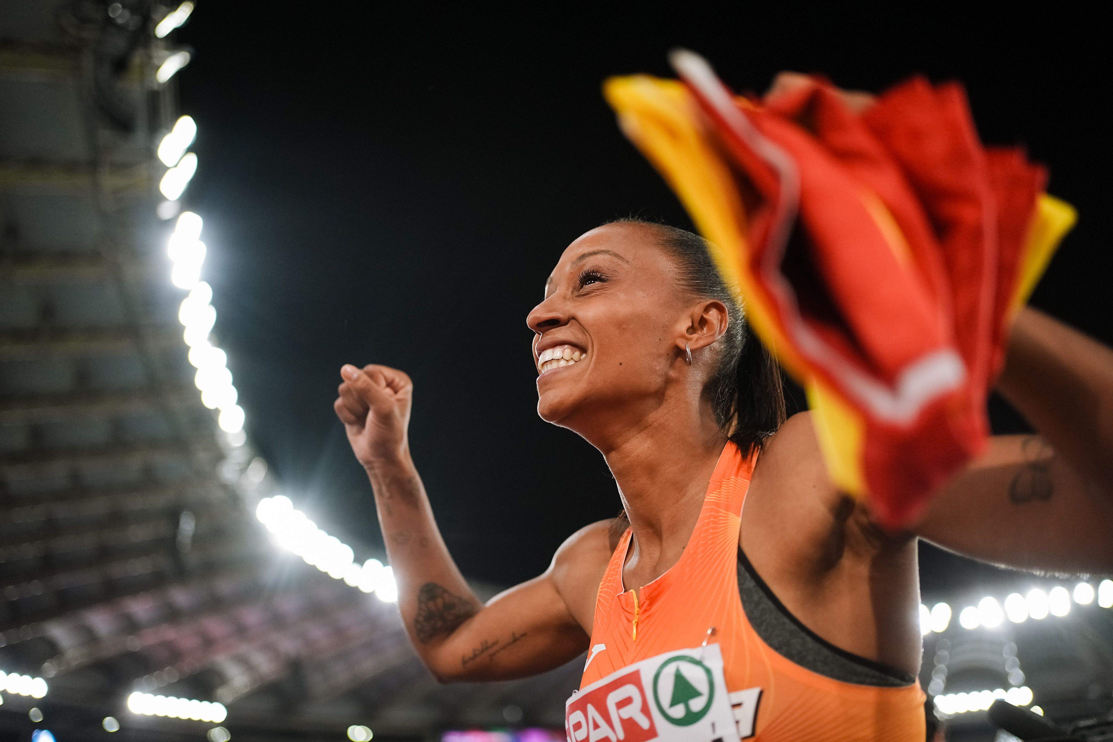 Ana Peleteiro celebra el título Europeo en triple salto. SPORTMEDIA.