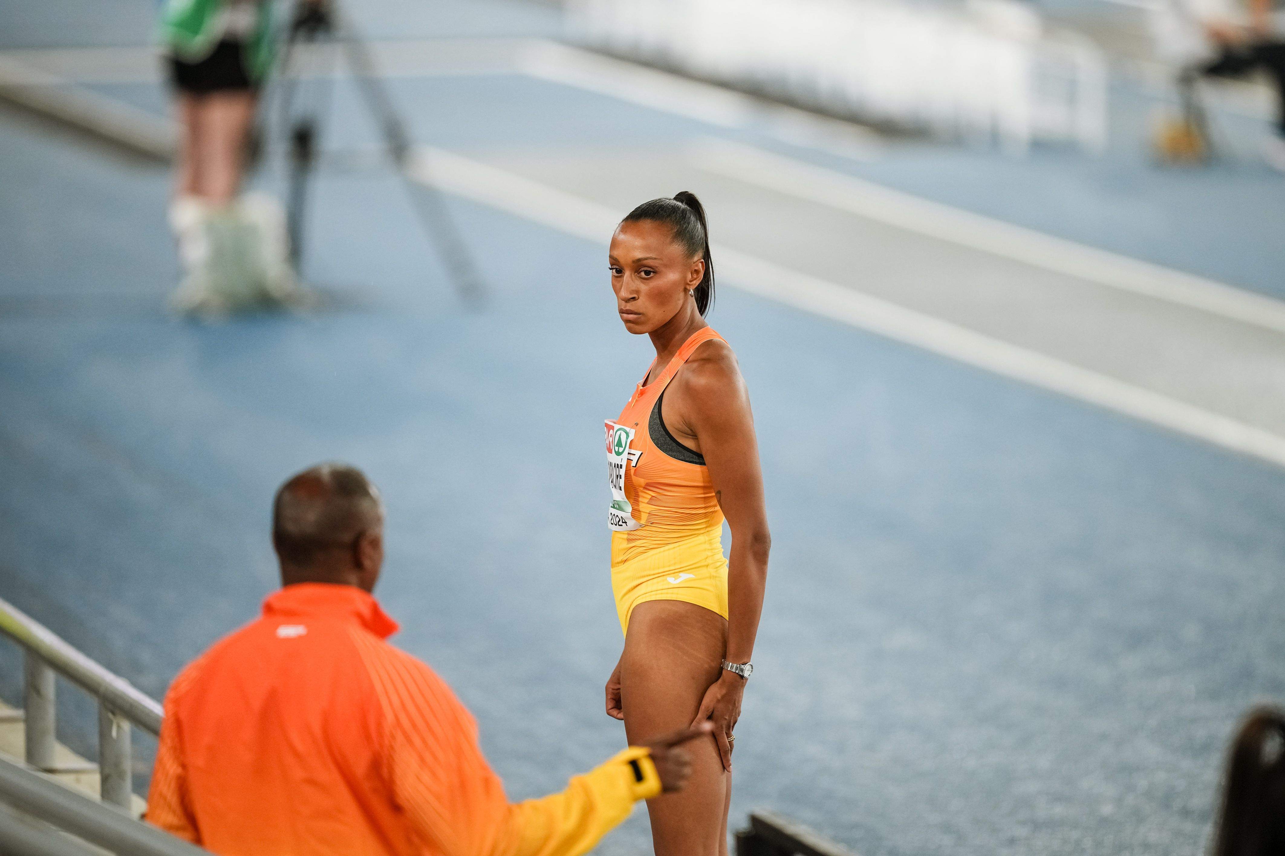 Ana Peleteiro habla con su entrenador, Iván Pedroso, durante la final del Europeo de Roma. SPORTMEDIA. Ana Peleteiro habla con su entrenador, Iván Pedroso, durante la final del Europeo de Roma. SPORTMEDIA.