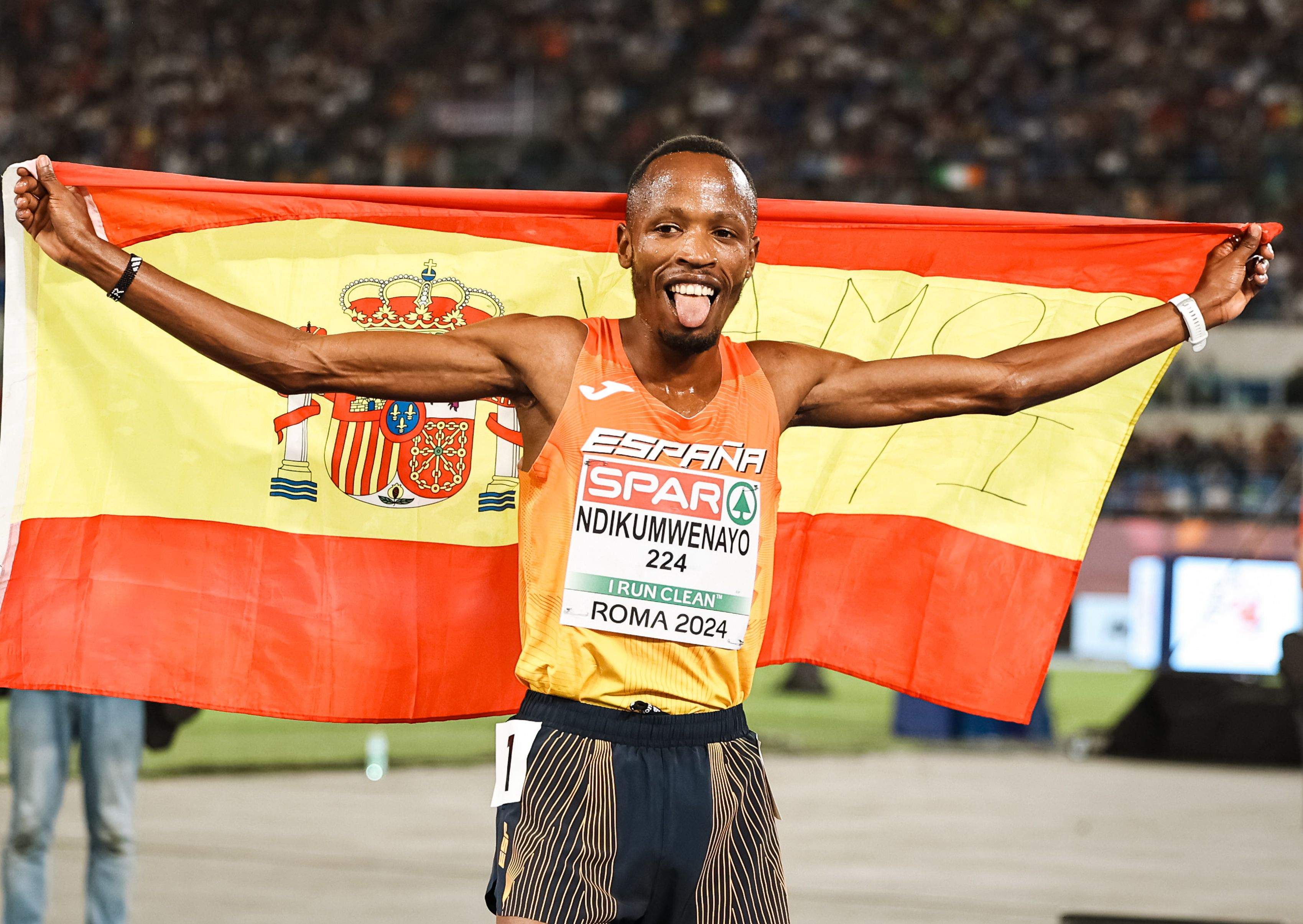 Thierry Ndikumwenayo festejando el bronce en los 10.000 metros del Europeo de Roma. SPORTMEDIA