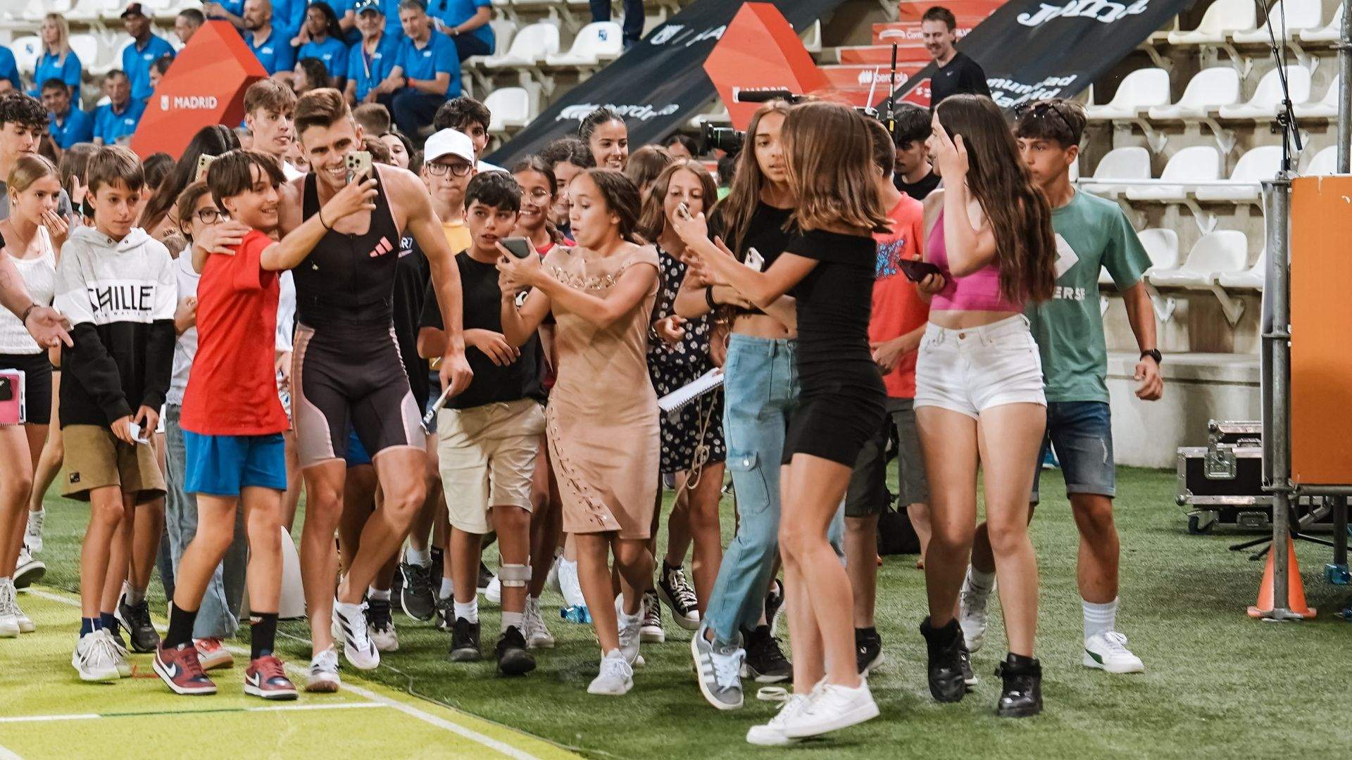 Adrián Ben rodeado de niños después de ser segundo en el Meeting de Madrid 2024. SPORTMEDIA.